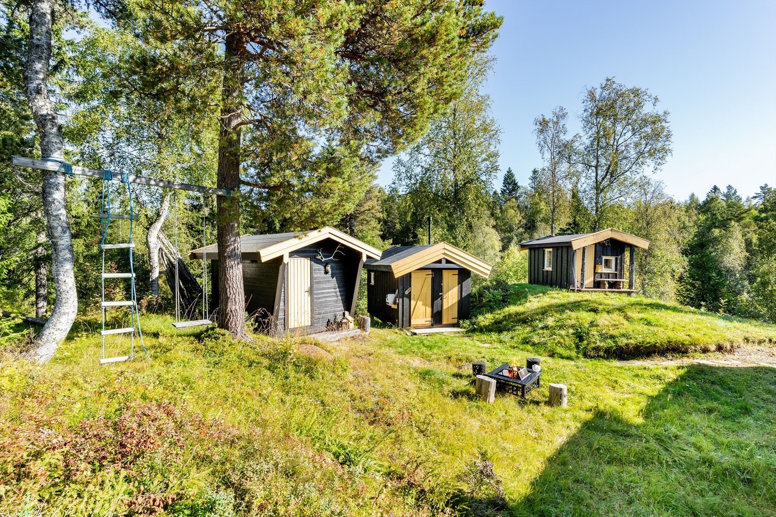 Ved hytta er det oppført anneks, bod/toalett og dukkehus bygd henholdsvis 1983, 2016 og 2012. Galleribilde