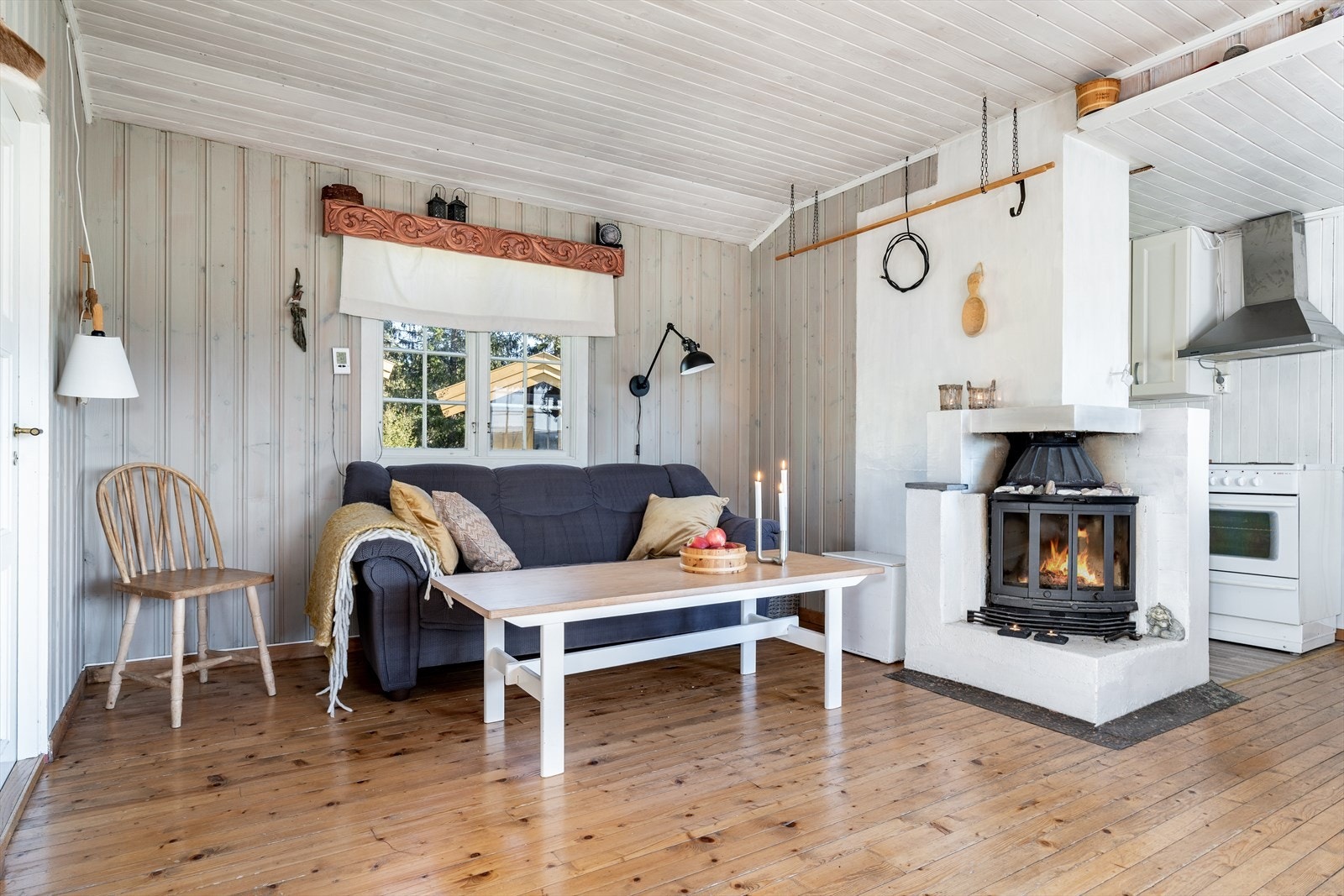 Hytta oppvarmes med vedfyring i peisovn. Galleribilde