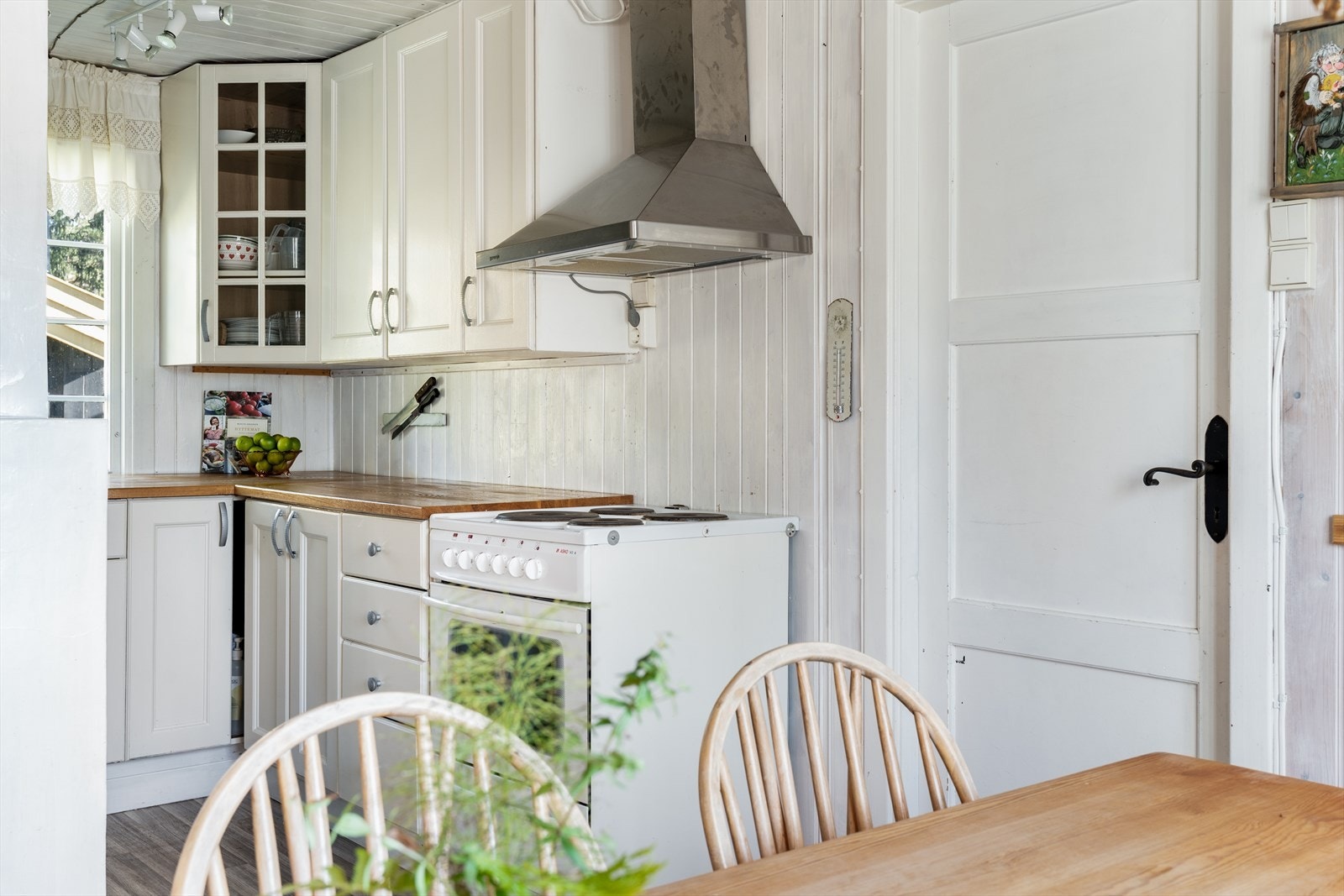 Kjøkkenet har godt med benkplass, og er svært tidsriktig med duse farger. Galleribilde