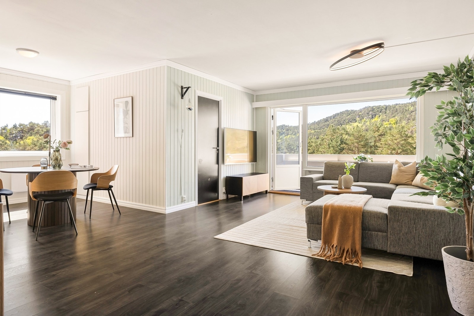 Velkommen til en unik mulighet i populære Vestlund borettslag! Romslig 4-roms endeleilighet (opprinnelig 5-roms - kan tilbakeføres ved behov). Galleribilde