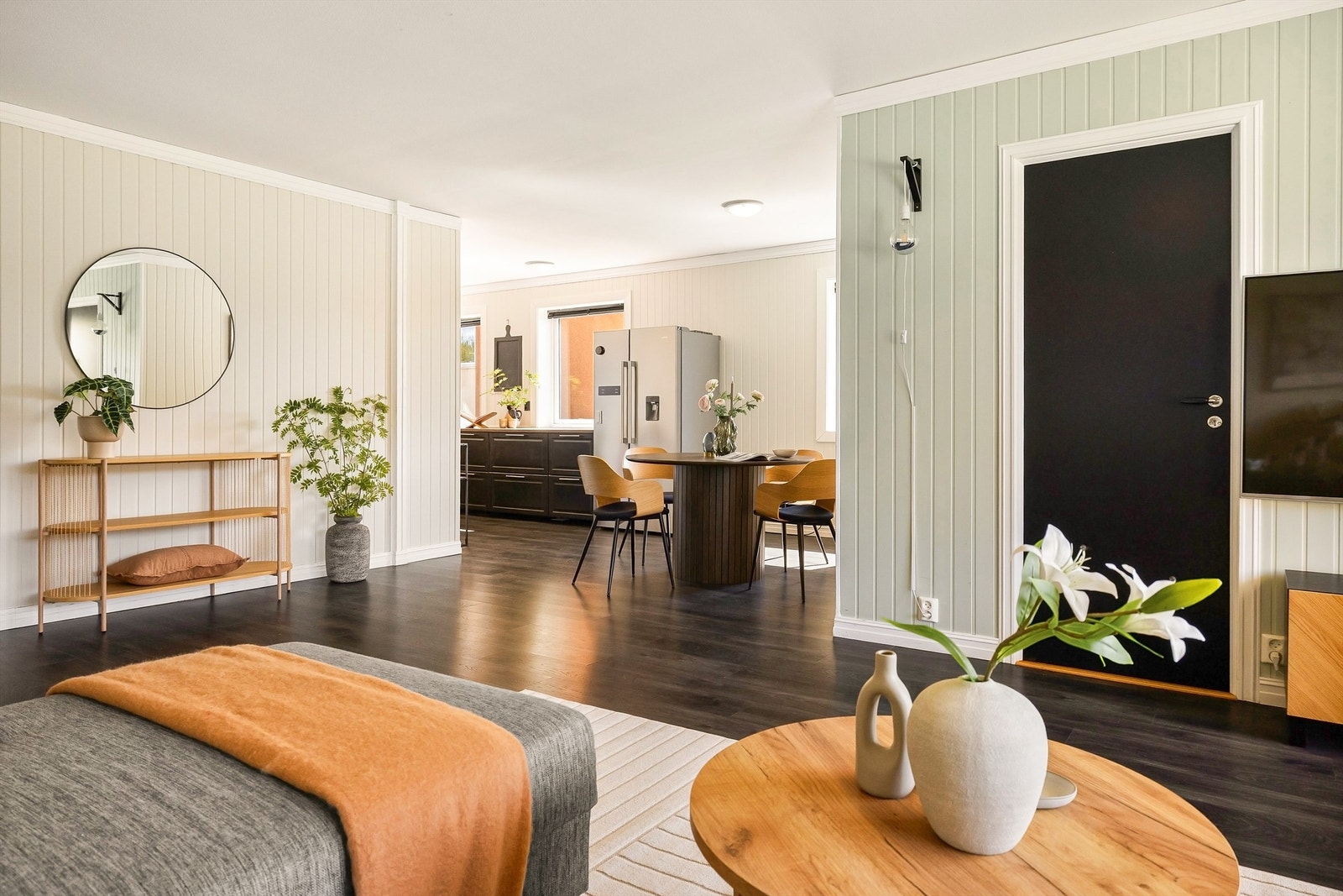 Stuen fremstår som lys og meget tiltalende med store vindusflater. Dette gir rikelig med naturlig lys og dermed en luftig følelse Galleribilde