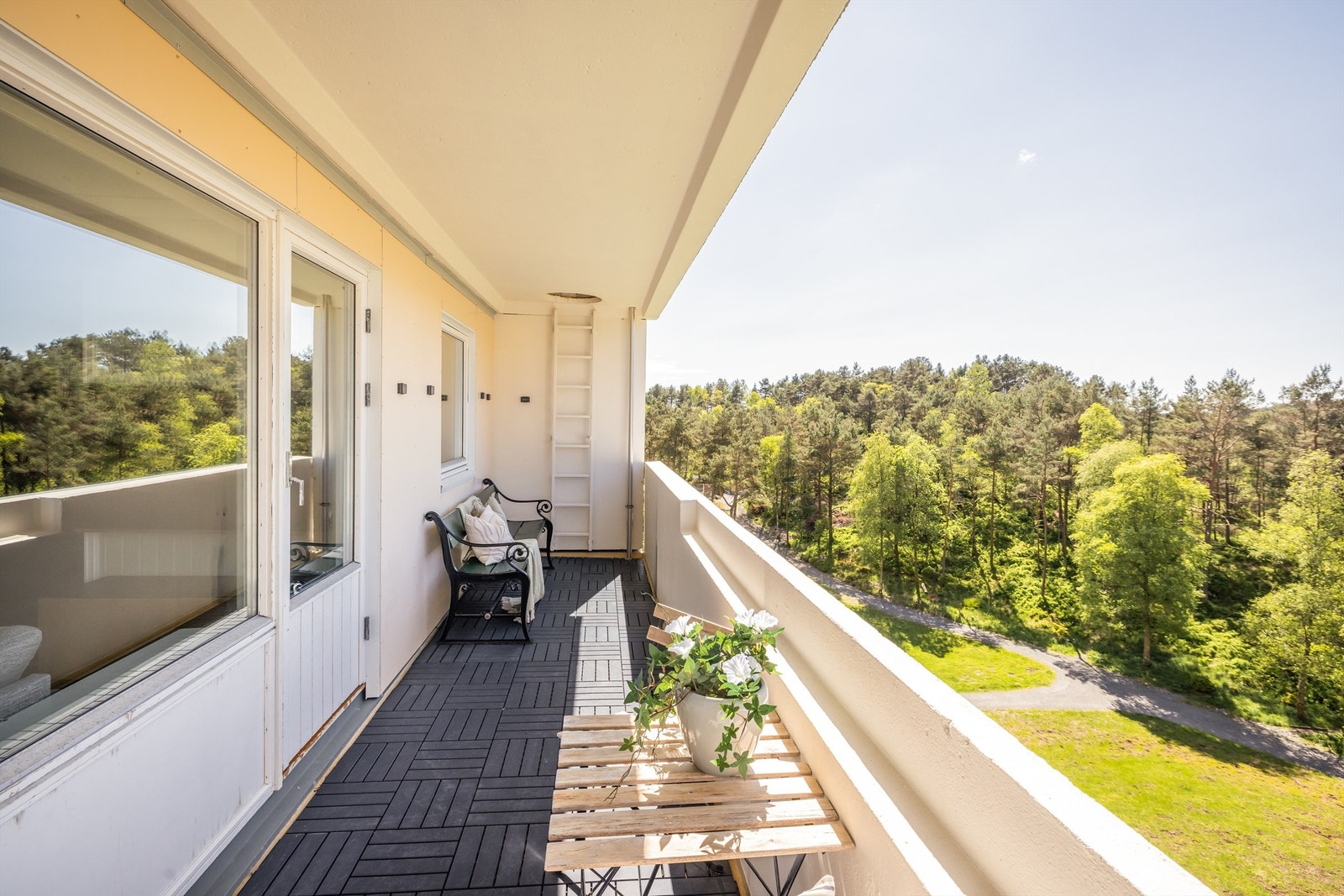 En romslig og nydelig leilighet med vestvendt, solrik beliggenhet samt nydelig utsikt! Galleribilde