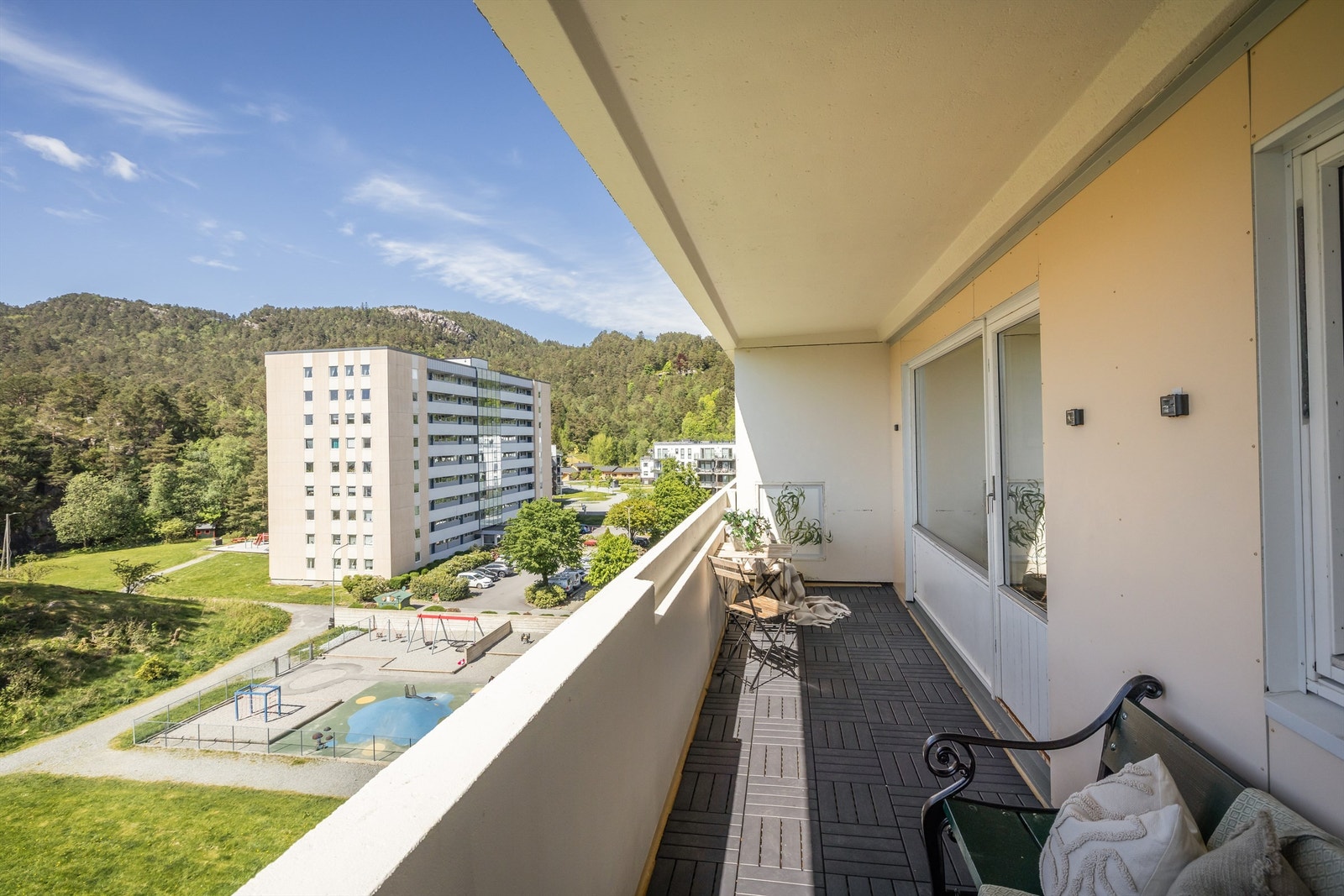 Flott utsikt over nabolagets grøntarealer, samt lekeplass for barna like ved Galleribilde