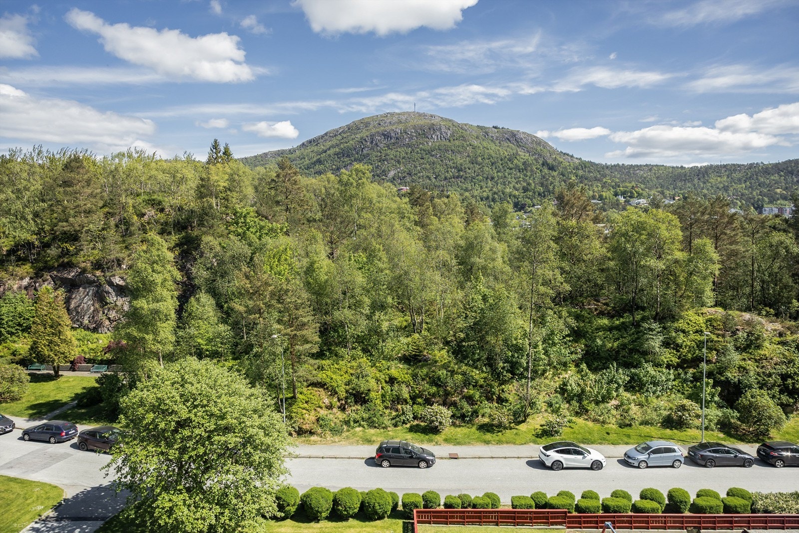 Borettslaget har 137 parkeringsplasser i garasje og 149 parkeringsplasser utendørs, ellers parkering i offentlig vei. Det følger ikke med faste parkeringsplasser med leilighetene. Ellers parkering langs kommunal vei Galleribilde