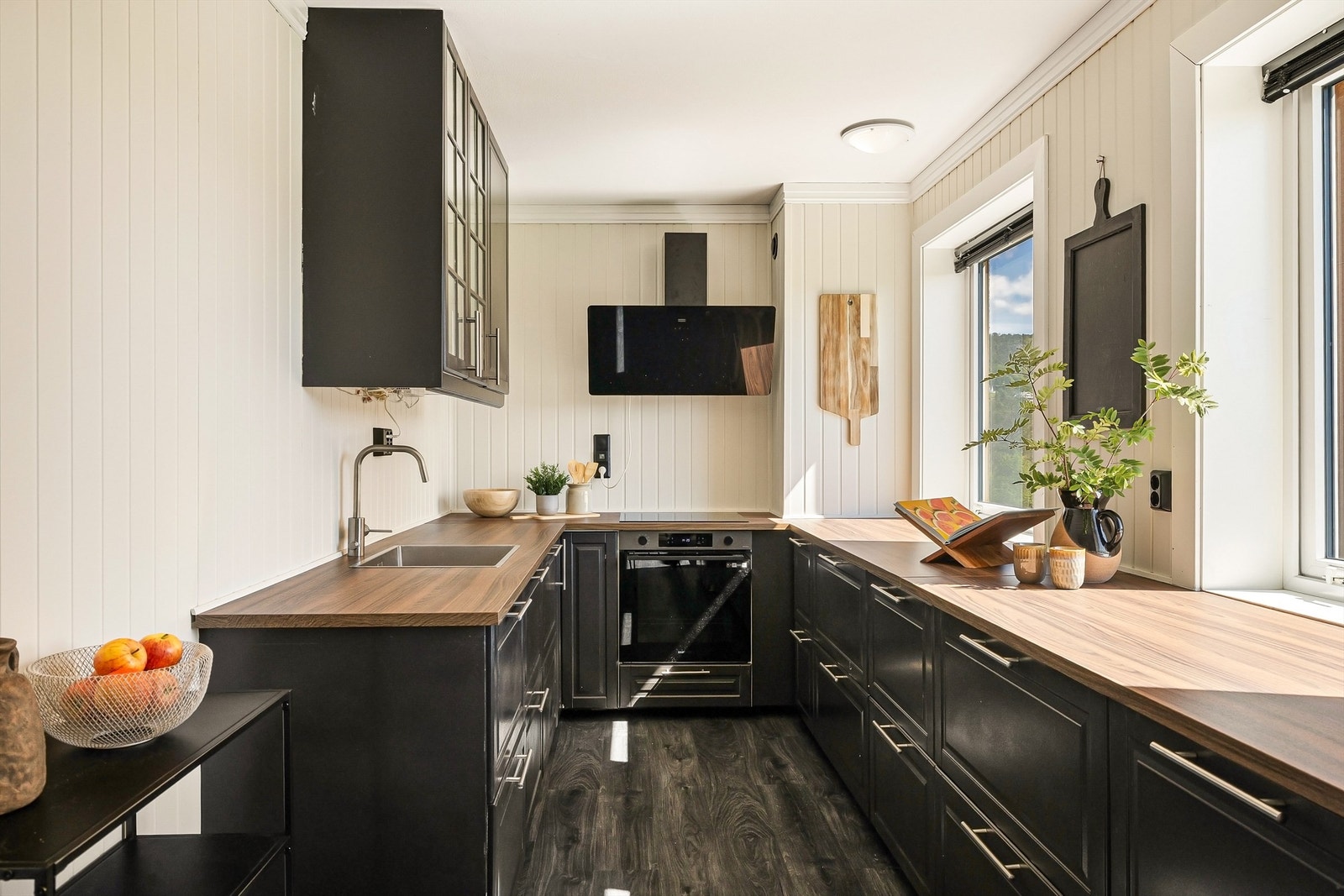 Nydelig og stilrent kjøkken som står i stil til boligens kvaliteter Galleribilde