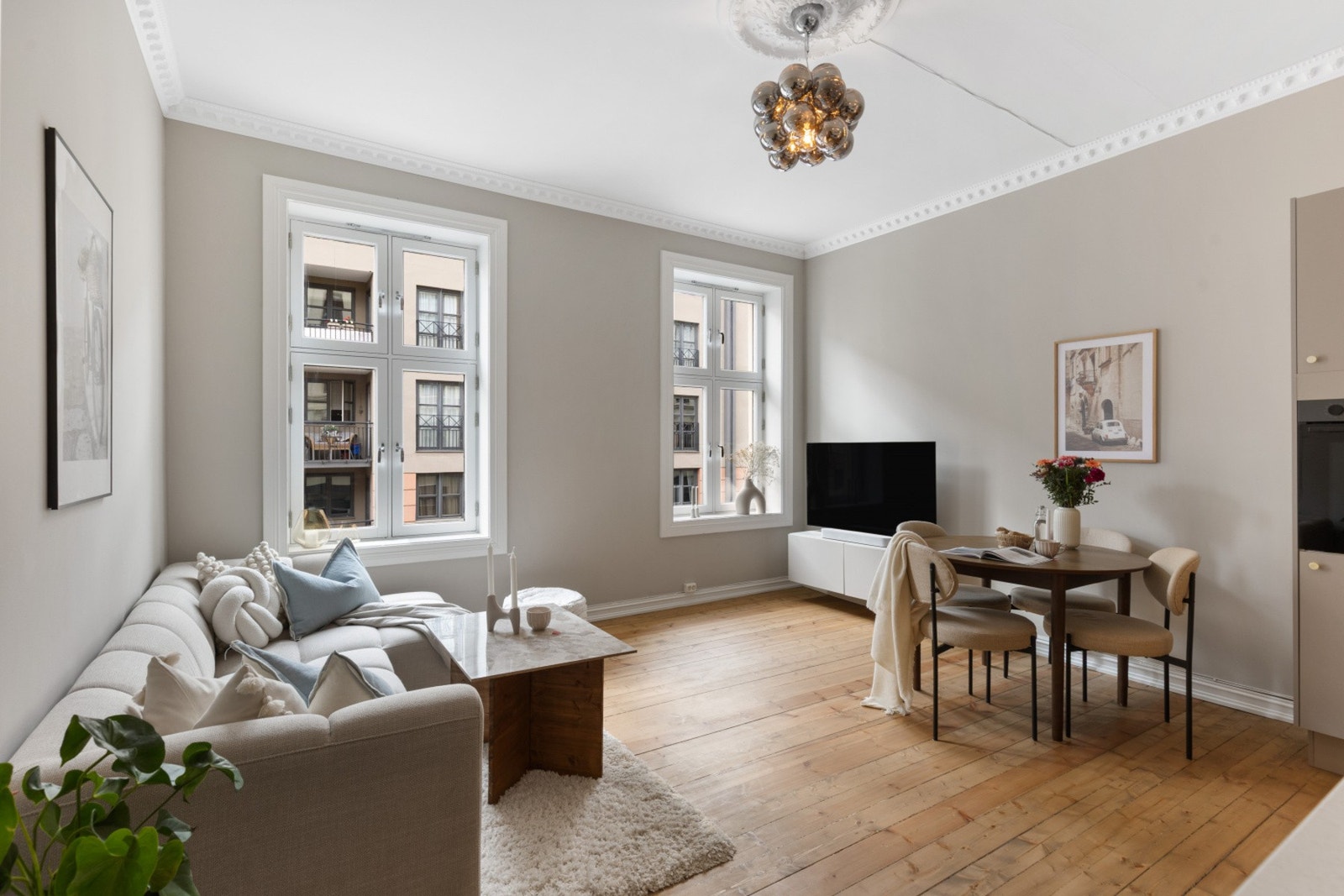 Lys og luftig stue med hele 3,02 meter takhøyde og store vindusflater. Galleribilde