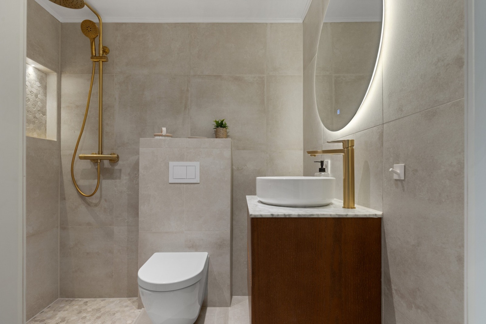 Badet er oppusset i 2025 med dokumentert membran og rørarbeid. Galleribilde