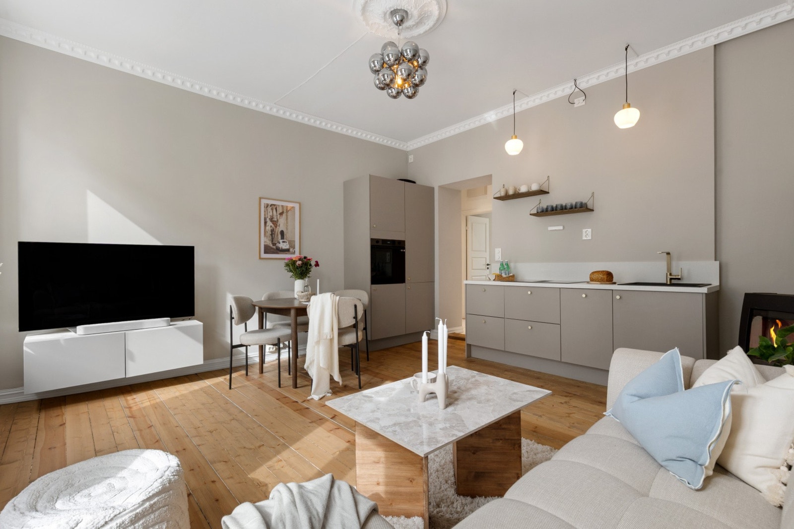 Den åpne stue-/kjøkkenløsningen gir en sosial og romslig følelse. Galleribilde