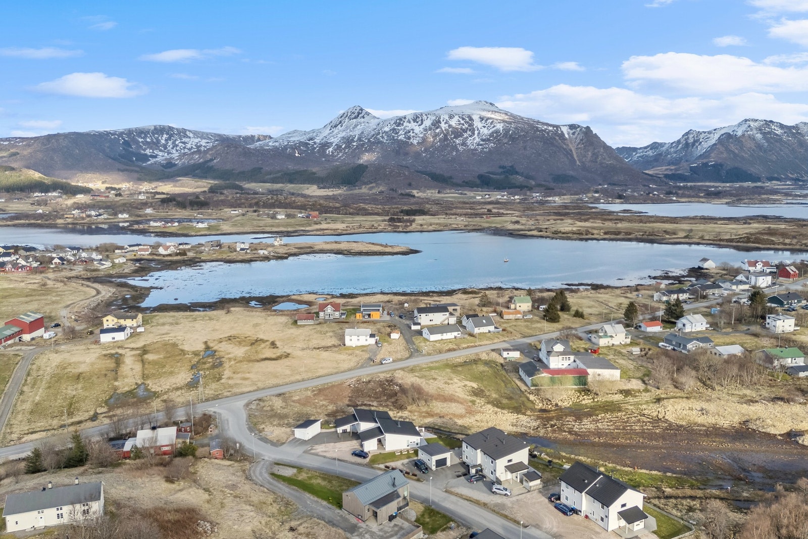Tomten har tilgang på vei, vann, avløp og strømlinje går langs tomtegrensen. Det er med andre ord relativt overkommelige investeringer i infrastruktur. Galleribilde
