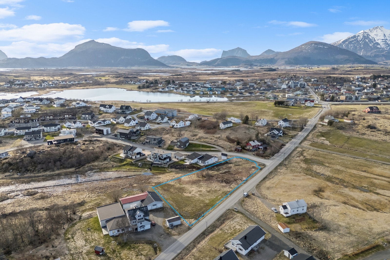 Stor utviklingstomt med sentral beliggenhet. Stipulert tomtegrense. Denne er ikke nøyaktig, se eiendomskart vedlagt i salgsoppgaven. Galleribilde