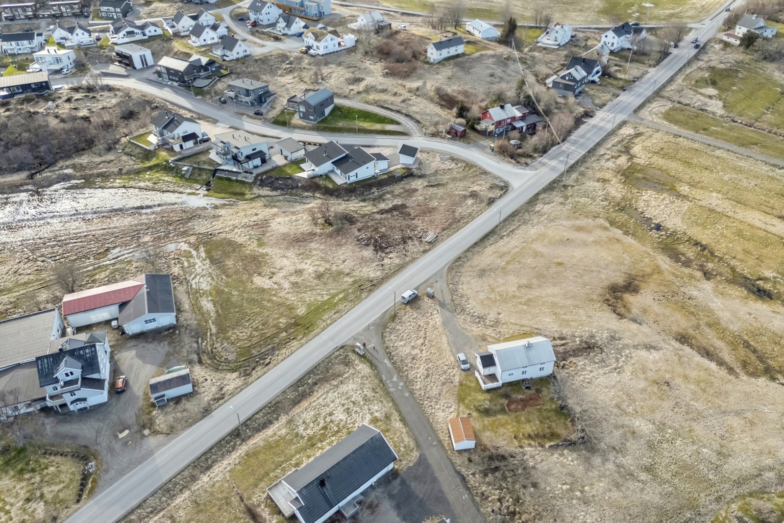 Romslig tomt på ca. 3 670 m². Galleribilde