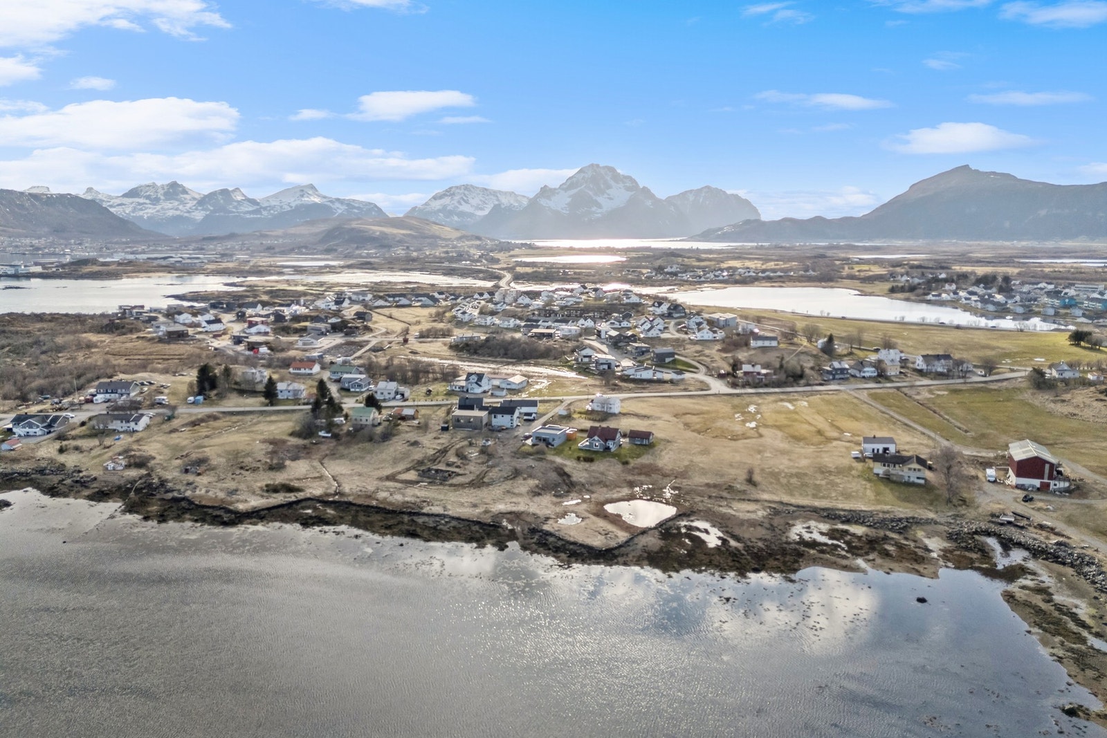 Det er gangavstand til sentrum og skoler. Barnehage finnes i boligfeltet, det samme med flere lekeplasser, strand og gapahuk. Det er i ferd med å etableres gang- og sykkelvei som gir trygg skolevei helt fra egen eiendom. Galleribilde