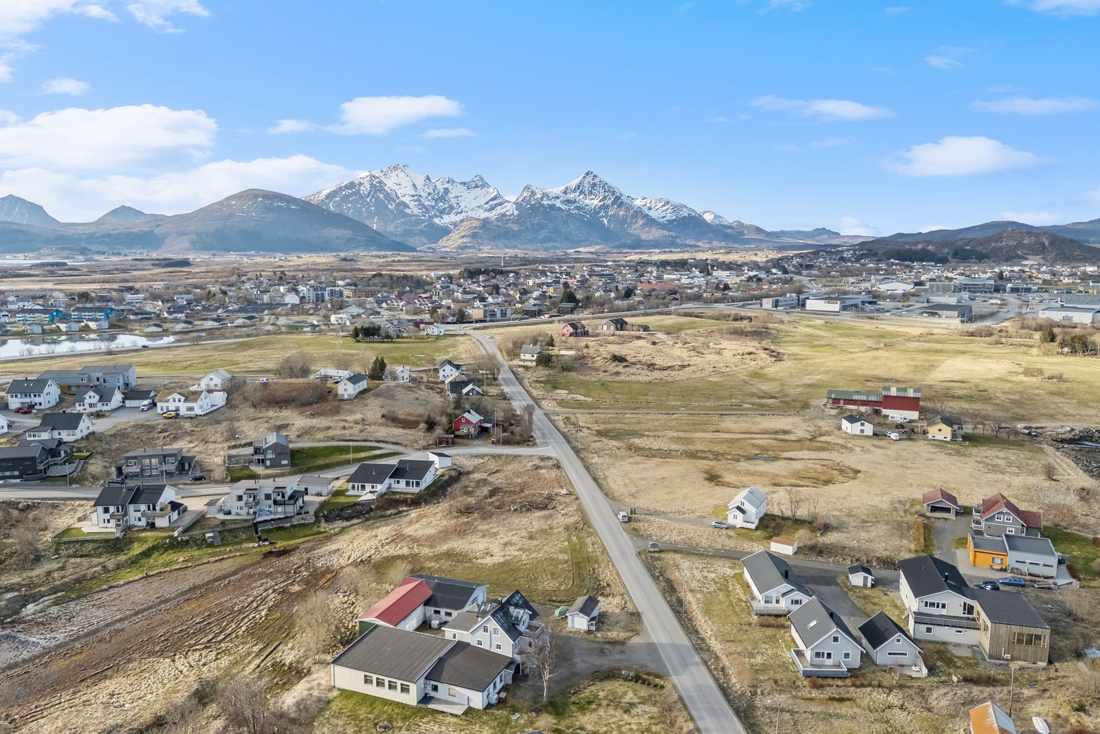 Tomten ligger ved innkjøringen til det populære boligfeltet Breidablikk II. Her bor det mange barnefamilier, men også folk i alle aldre, da det også er flere flermannsboliger i feltet. Galleribilde