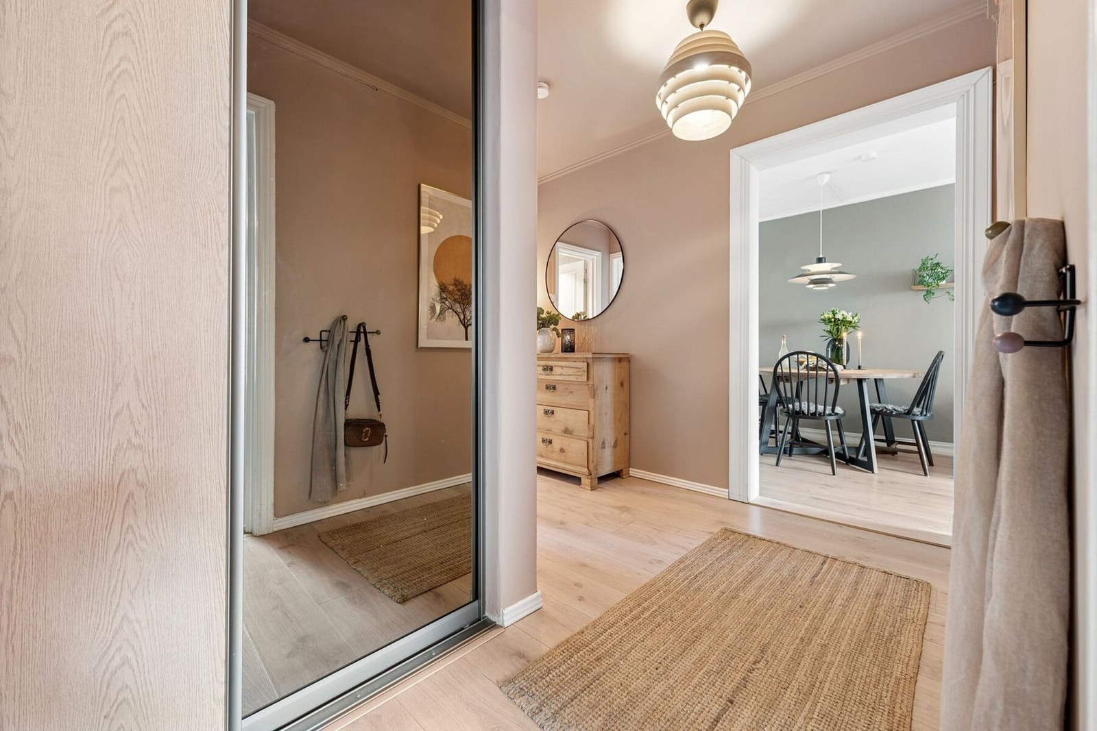 Innvendig møtes du av en lys og romslig entré og gang, som gir en hyggelig velkomst inn i boligen Galleribilde