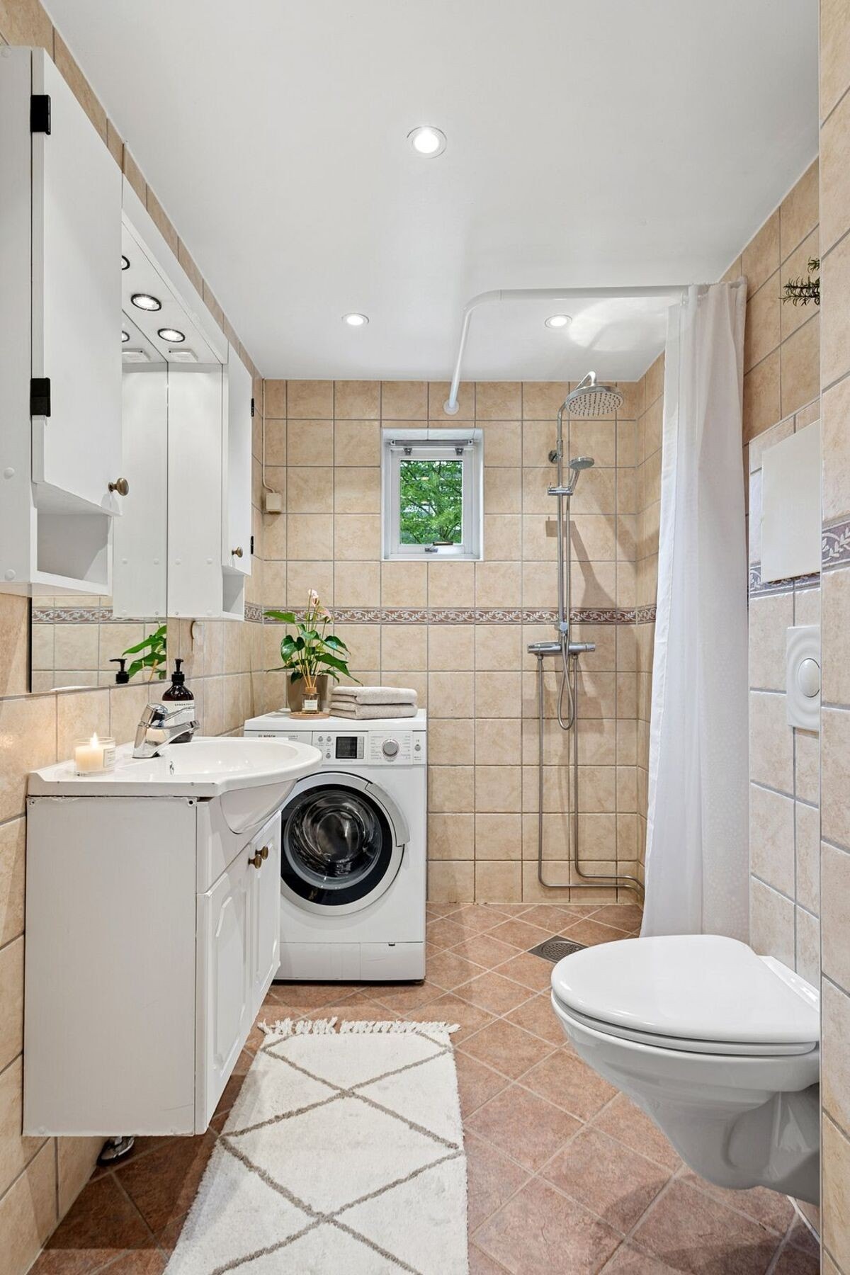 Badet ligger praktisk plassert i tilknytning til entréen/gangen og soverommene. Badet ble rehabilitert i regi av borettslaget i 2005 og har en funksjonell standard. Galleribilde