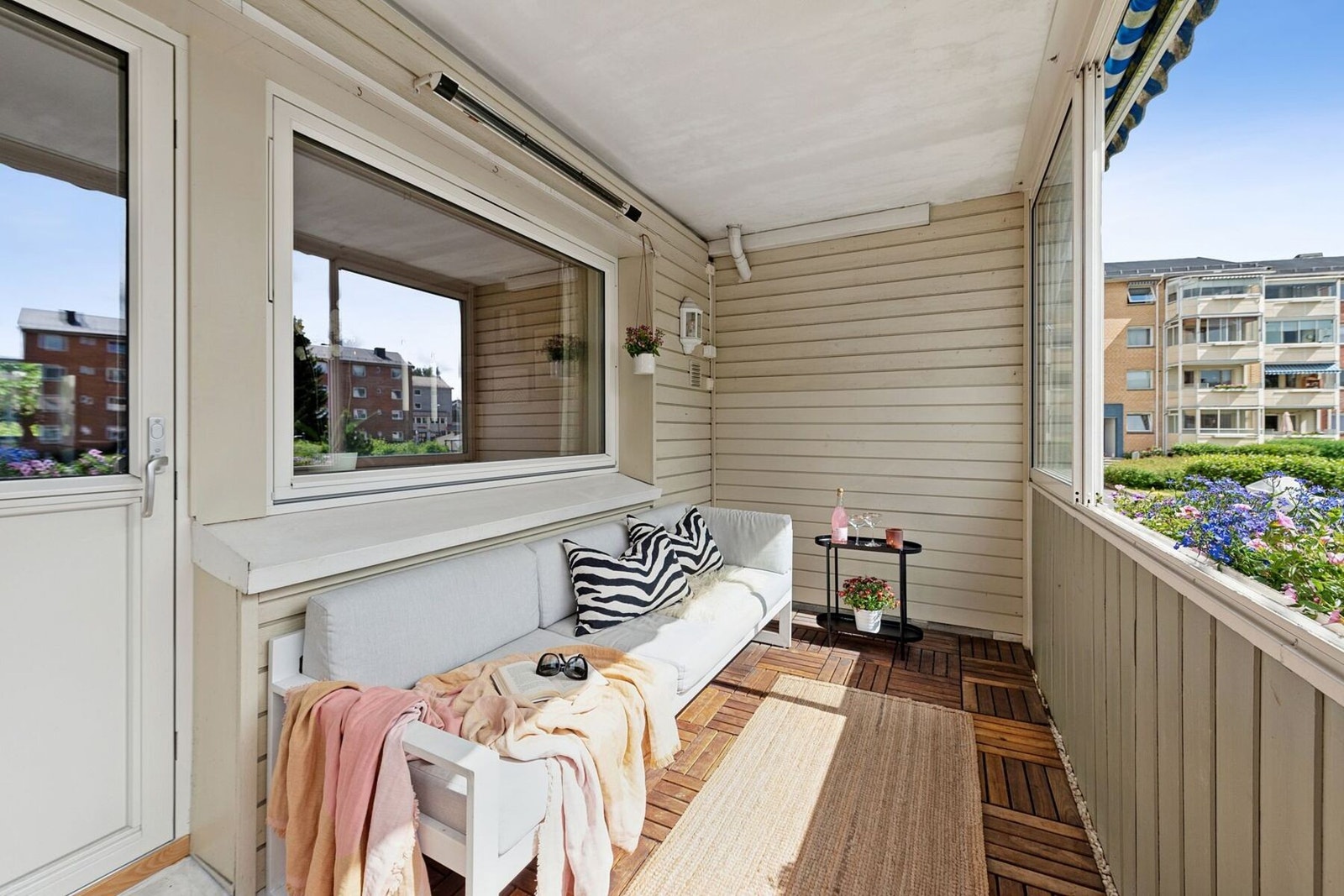 Balkongen ligger vendt mot sør, hvor du kan følge solen fra morgenen og utover ettermiddagen til ca. kl. 19 Galleribilde