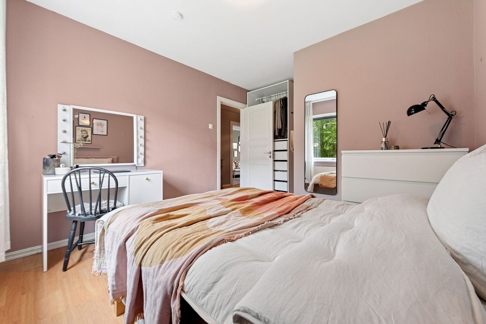 Det medfølger åpen garderobeløsning på begge rommene, i form av skapstamme med skuffer og hengeinnredning. Det er i tillegg plass til annet møblement. Galleribilde