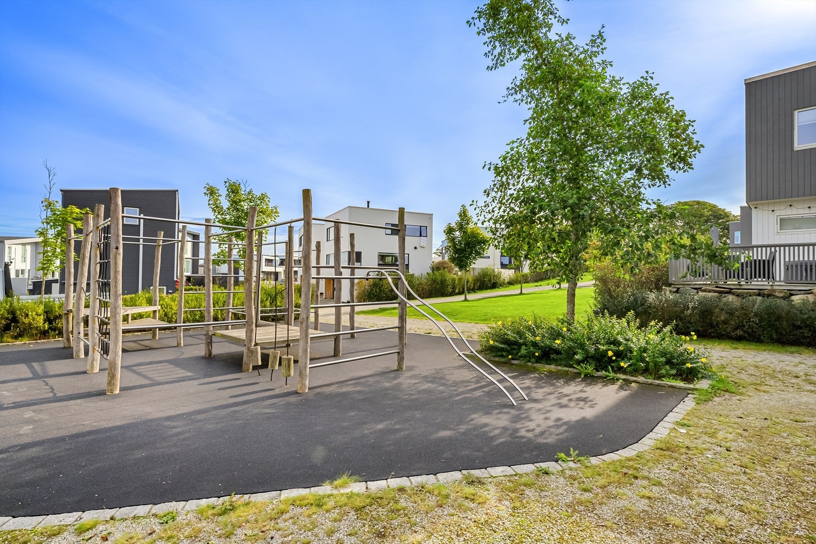 Området er pent opparbeidet med flere grøntområder og lekeplasser. Galleribilde