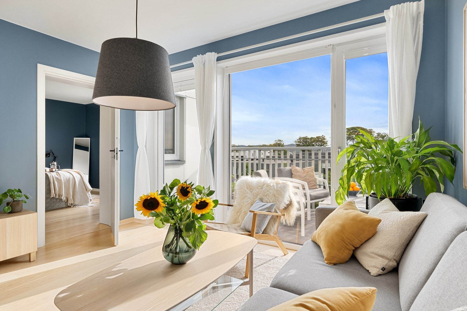 Stilfull og moderne toppleilighet ferdigstilt i 2014 med en gjennomgående god standard og kvalitet som gir en behagelig og komfortabel hverdag. Galleribilde