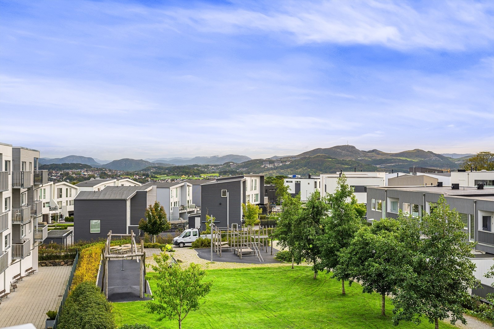 Fra både stue og balkong kan man nyte en herlig utsikt. Galleribilde