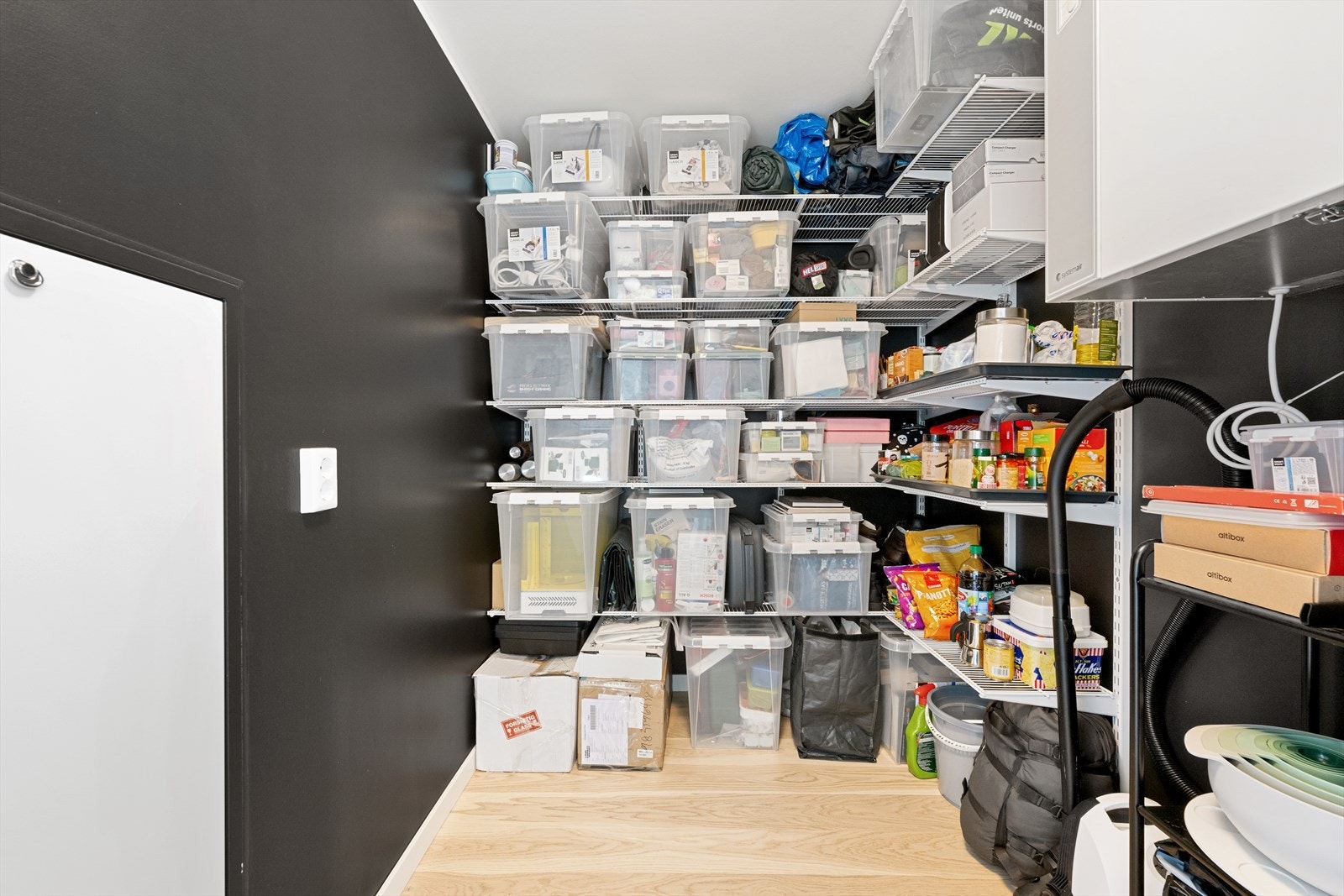 Leiligheten har godt med lagringsplass med både en innvendig bod og en ekstern bod. Galleribilde