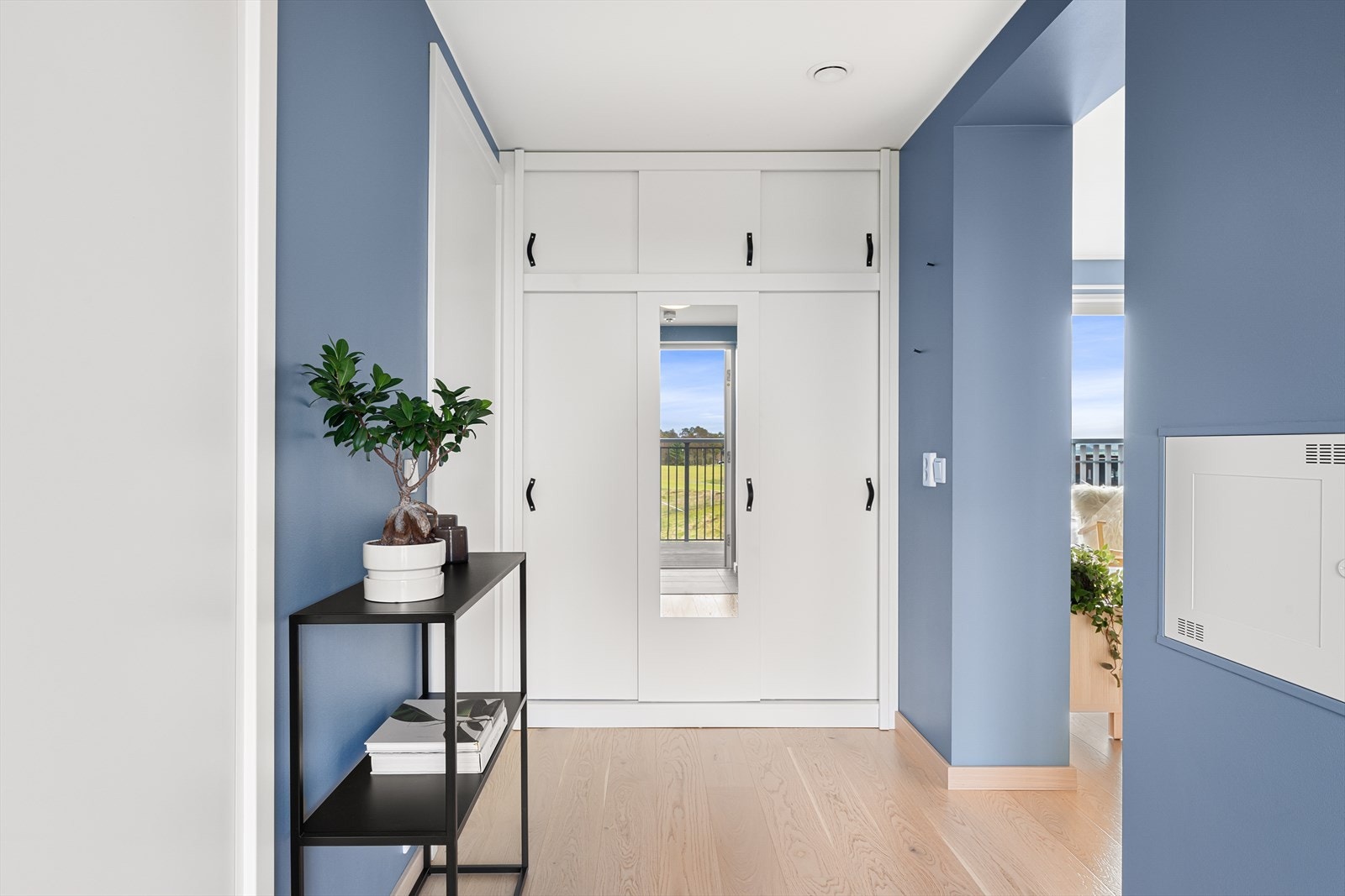 Entréen gir et varmt og innbydende førsteinntrykk med smart garderobeløsning med speil. Galleribilde