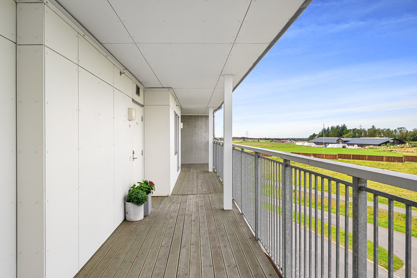 Overbygget inngangsparti. Bygget er utstyrt med heis. Galleribilde