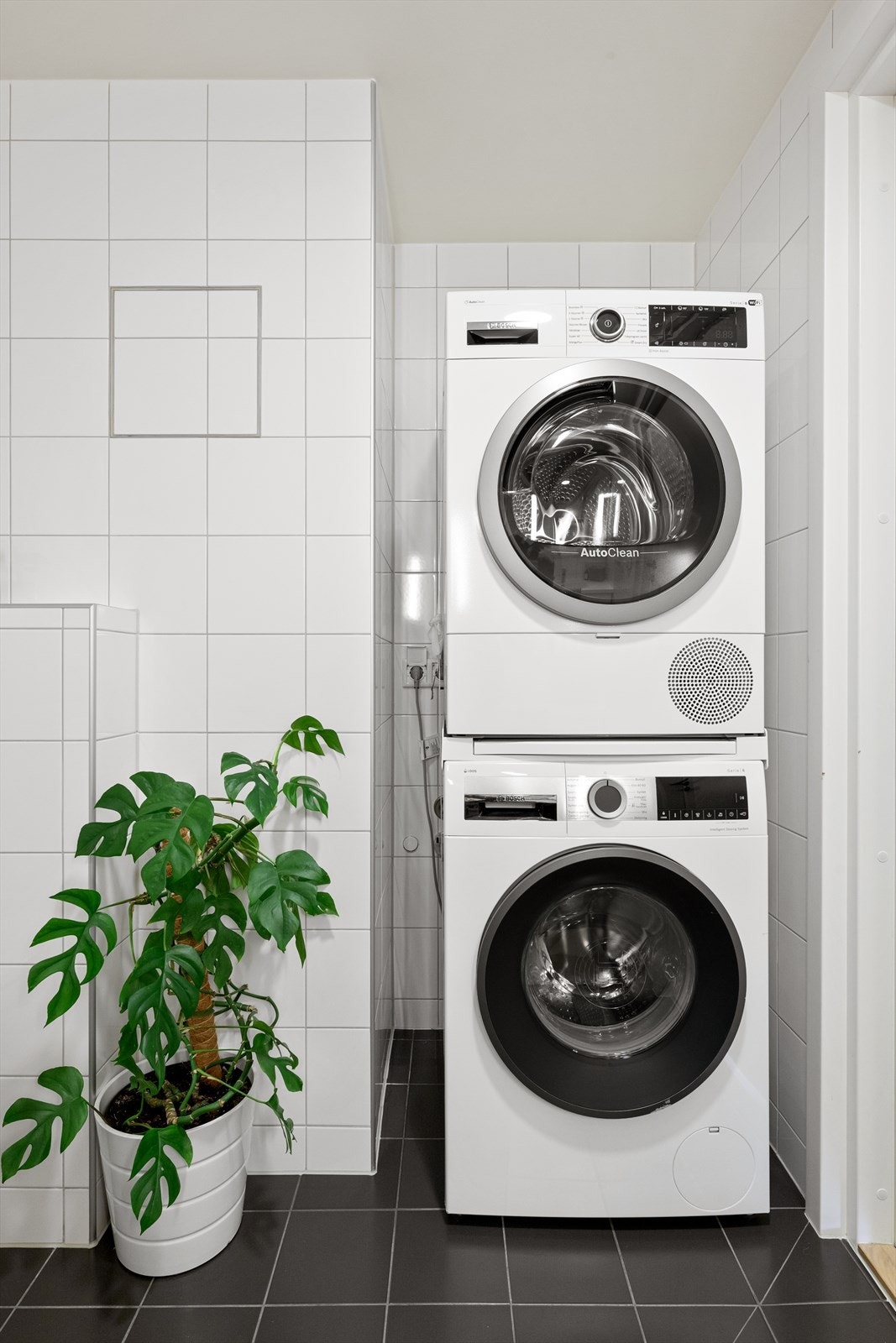 Vaskemaskin og tørketrommel er praktisk plassert i en egen nisje. Galleribilde