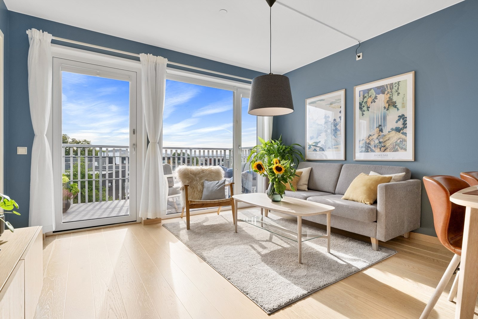 Boligen har en gjennomtenkt planløsning med gode rom, smakfulle fargevalg og nydelig parkett på gulvene. Galleribilde