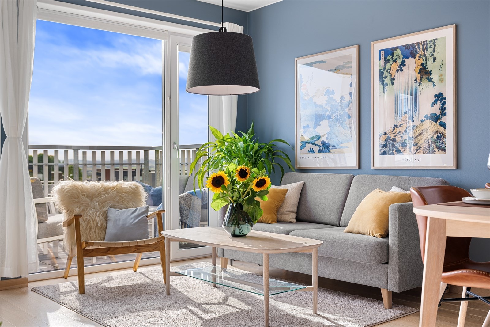 Det er vannbåren gulvvarme i stue, kjøkken, gang og bad - noe som sikrer jevn og behagelig varme året rundt. Galleribilde