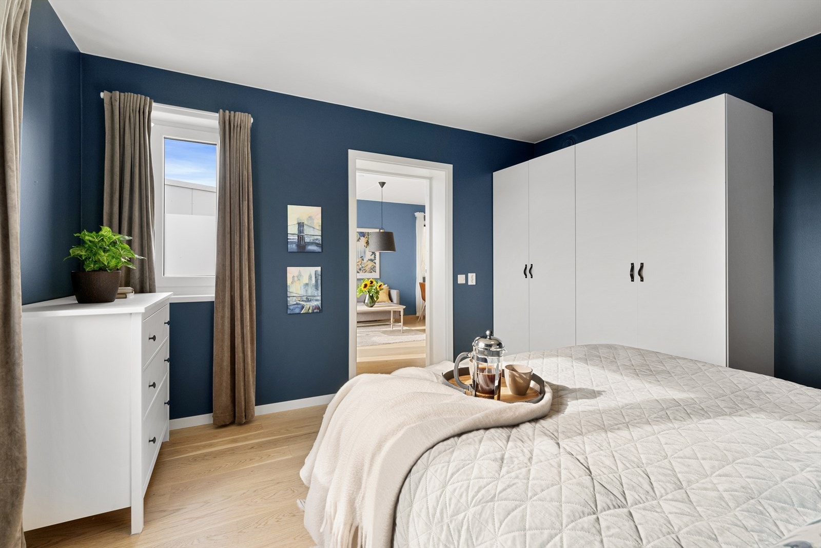 Rommet er også utstyrt med en romslig garderobeløsning. Galleribilde