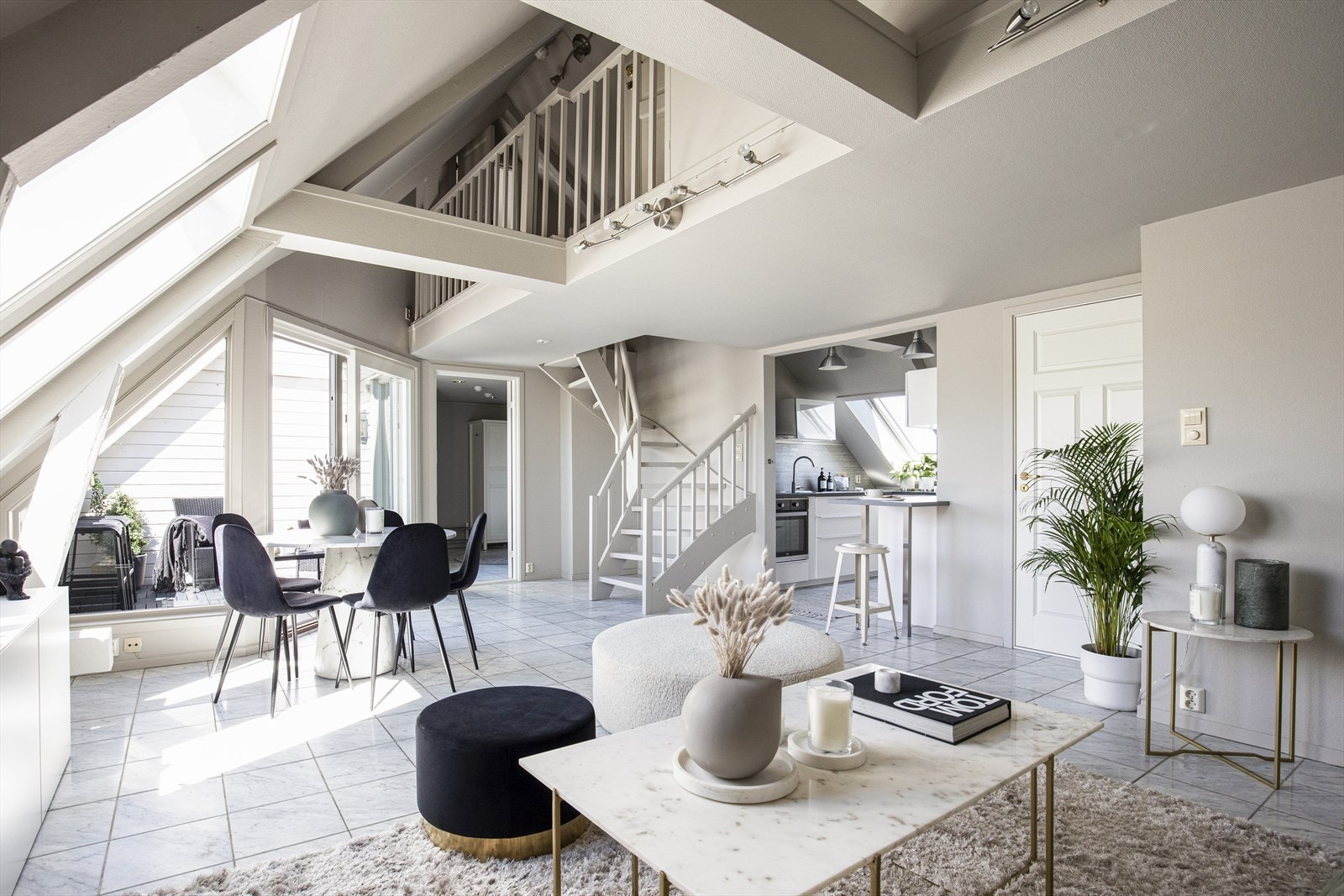 Leiligheten har svært sentral og attraktiv beliggenhet på flotte Øya, med nærhet til blant annet St. Olavs hospital, NTNU Gløshaugen og Samfundet. Galleribilde