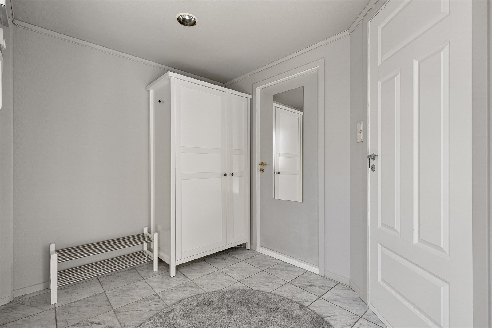 Romslig entré på hele 7m² med gode muligheter for oppbevaring av sko og yttertøy. Leiligheten disponerer i tillegg en separat bod i kjeller på 6,5m². Galleribilde