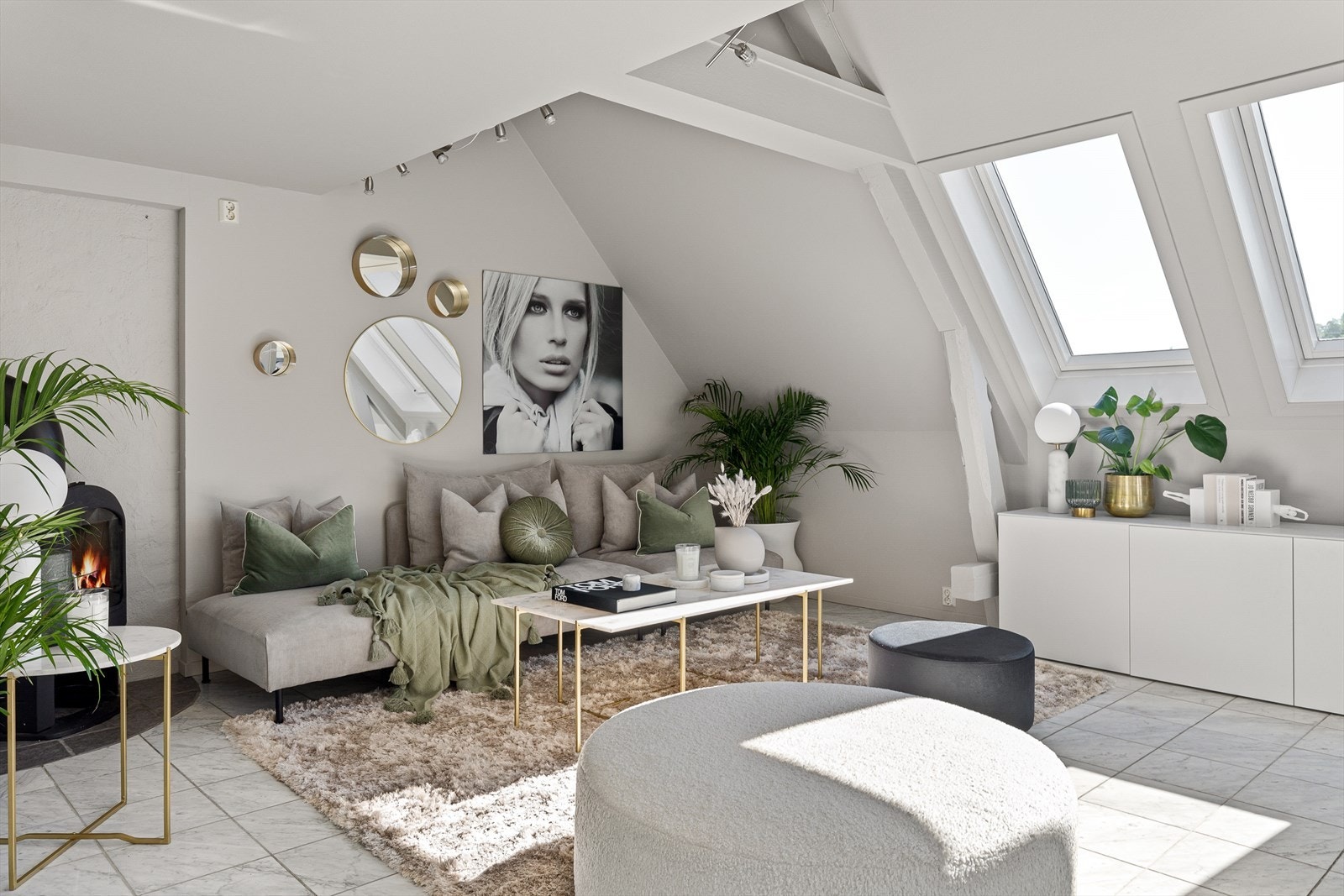 Leiligheten har vedfyring som gir reduserte energikostnader og en lun atmosfære. Peisen har fått tilstandsgrad 1 av takstmann. Galleribilde