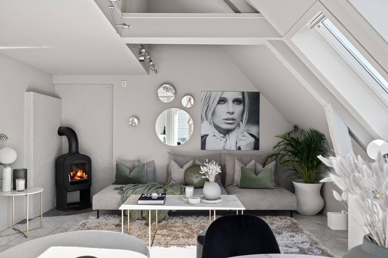 Velkommen til Klostergata 70 - En særegen og klassisk selveier toppleilighet i en flott bygård. Leiligheten går over 2 plan med 22m² tilleggsareal på hems. Galleribilde