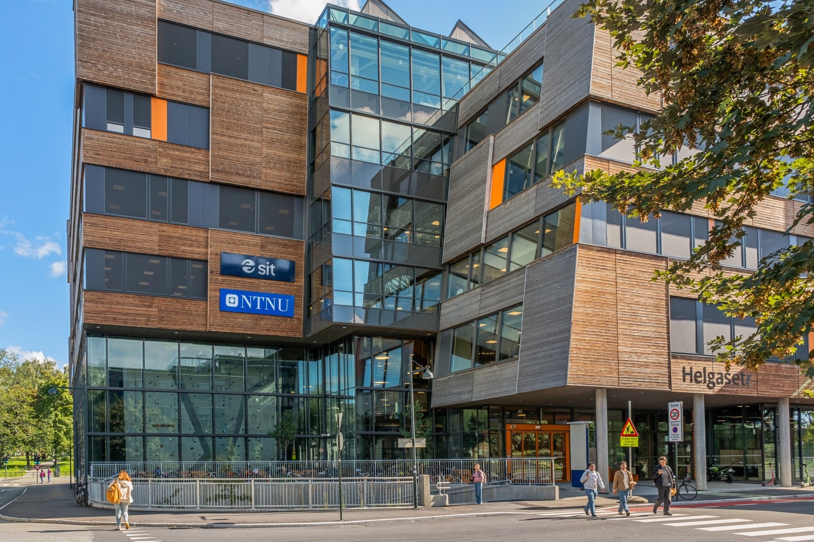 Helgasetr ligger rundt 8 minutter unna leiligheten. Helgasetr åpnet sommeren 2024 og er et sambruksbygg for Sit, NTNU og studenter med over 18000 m² til trening, undervisning og forskning. Galleribilde