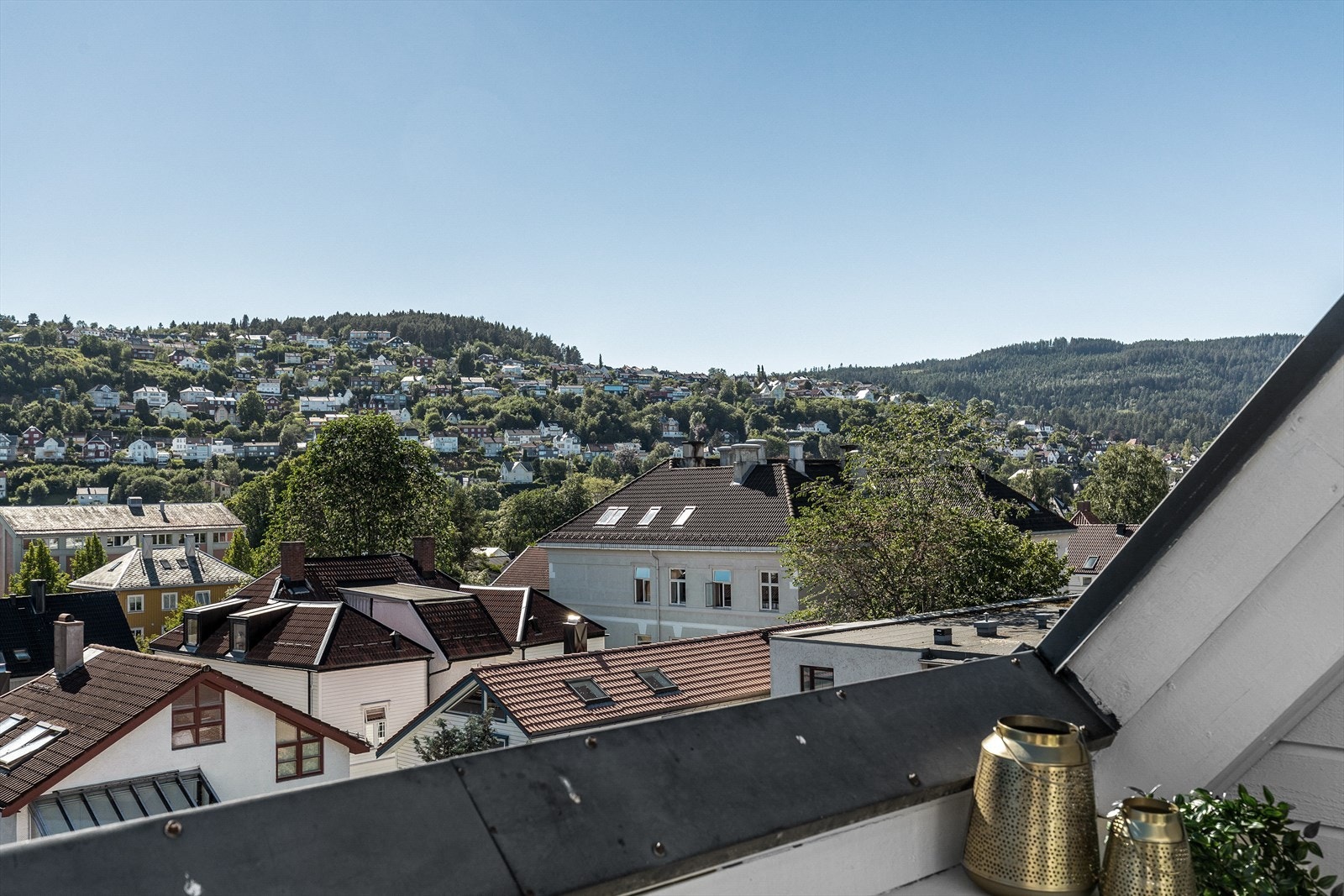 Sommerbilde fra terrassen. Leiligheten er vesentlig oppusset de siste årene, med blant annet nytt kjøkken, bad, peis, takvinduer mm. Galleribilde