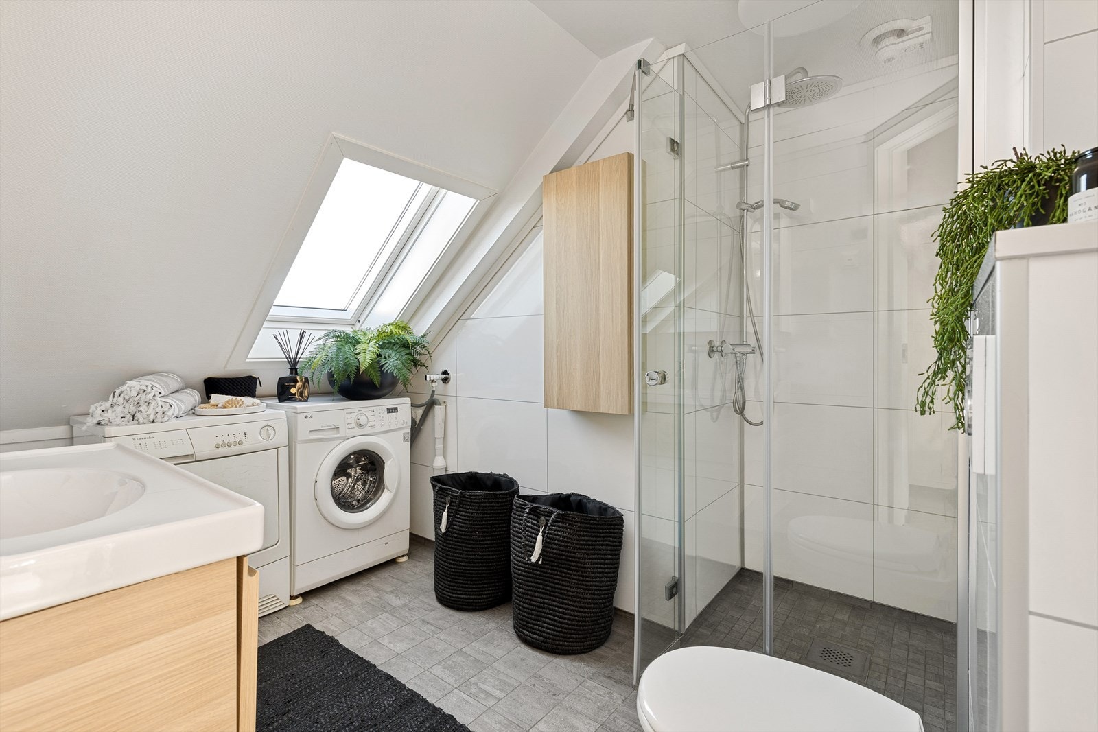 Flott flislagt bad på 5m² som ble renovert i 2017 av ansvarlig foretak. Selger opplyser om at det er utført bytte av sluk i 2022, og at dette ble gjort lokalt i dusjsonen. Galleribilde