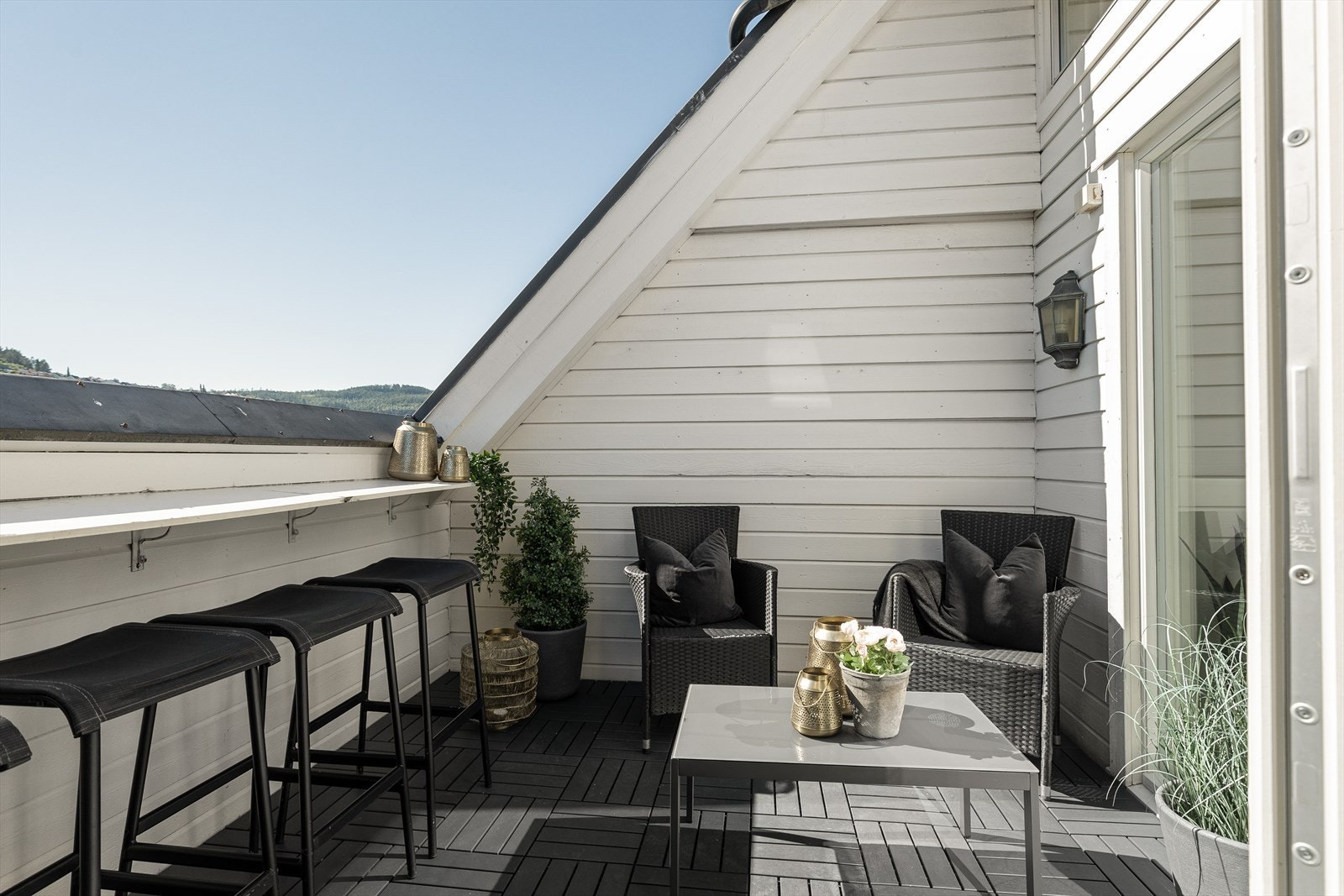 Fra terrassen har du fantastisk utsikt over frodige Byåsen og kan nyte lange soldager på sommerhalvåret. Galleribilde