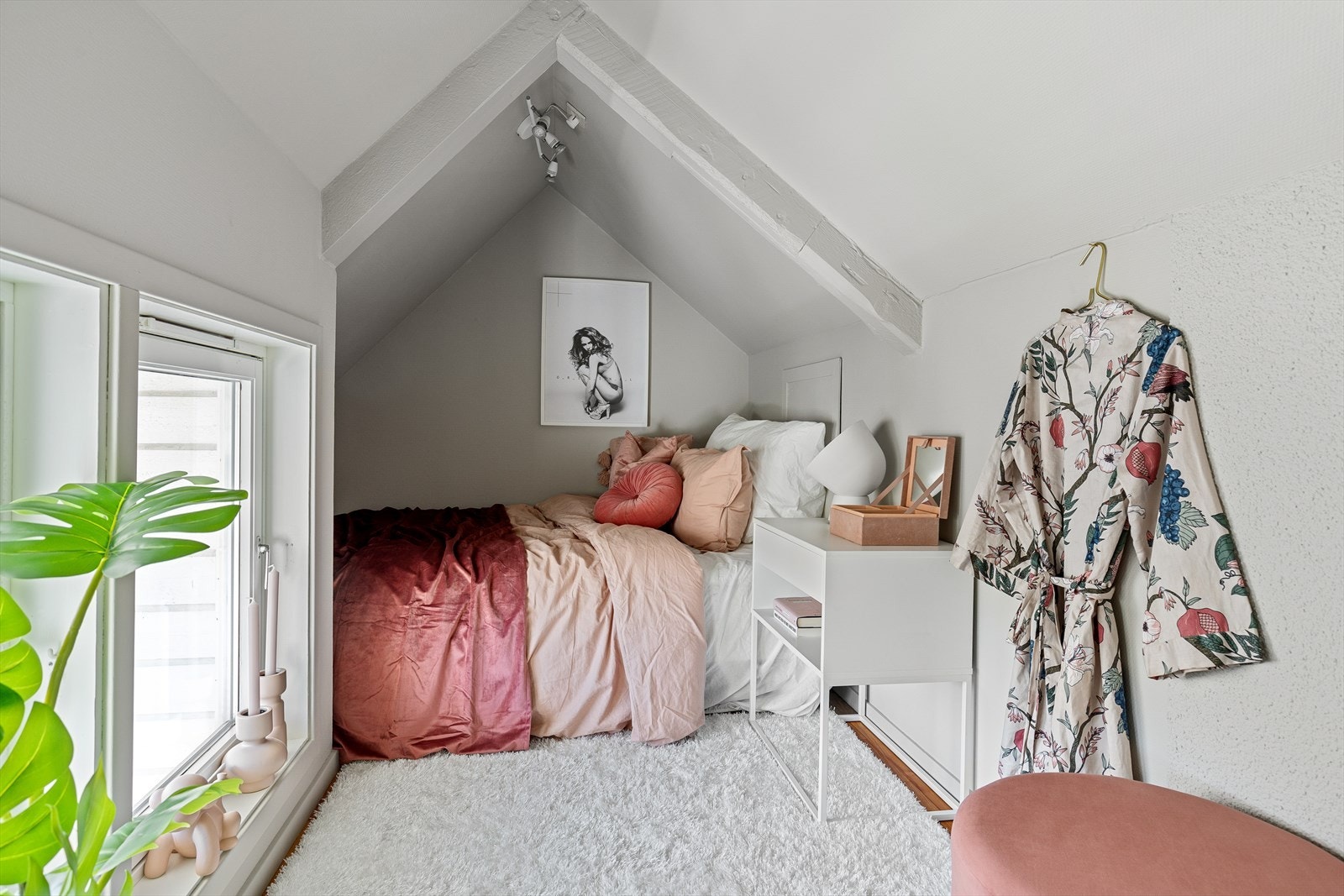 Det største soverommet på hemsen har et gulvareal på 7m². Hemsarealet er ikke målbart på grunn av takhøyde. Galleribilde