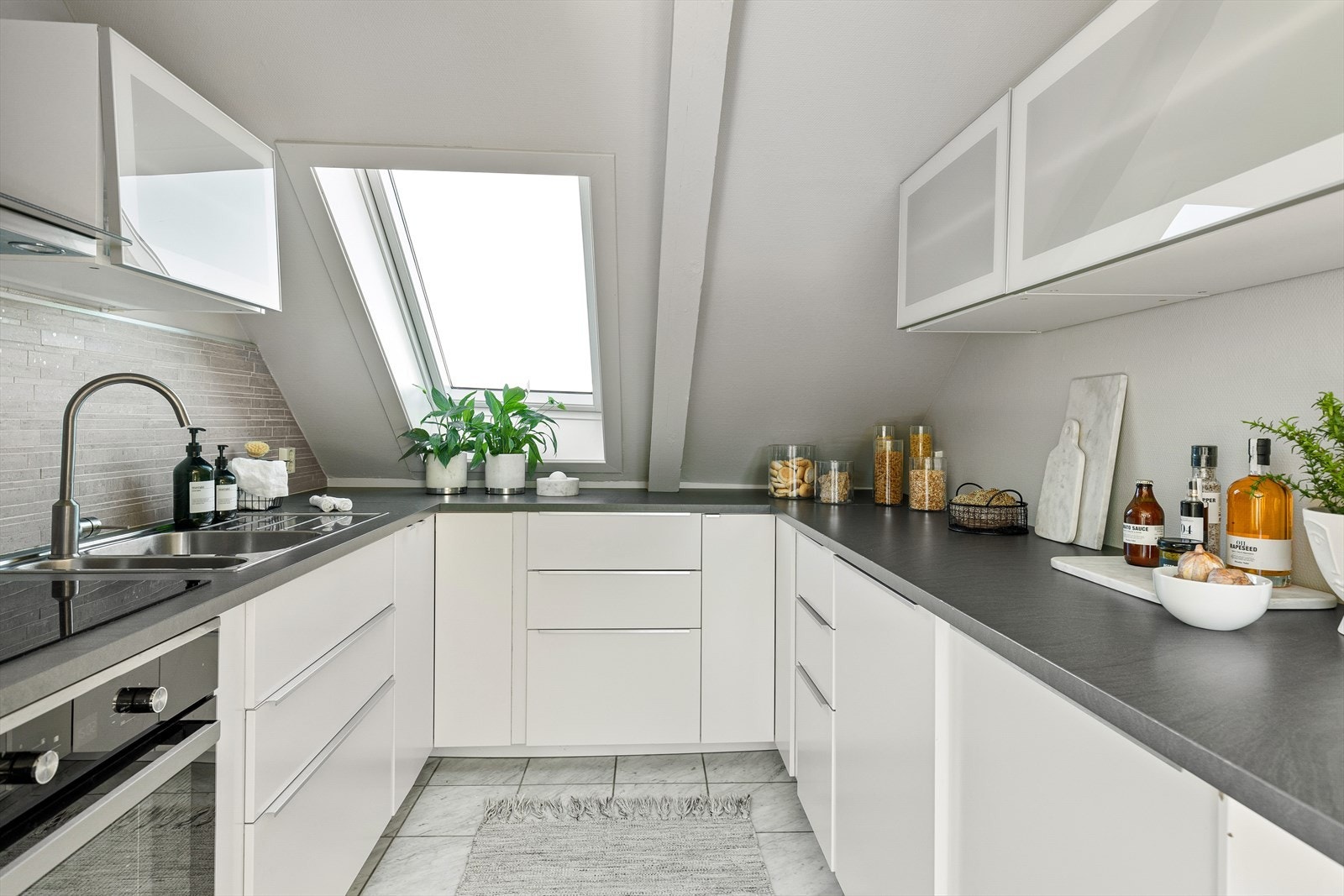 Smakfullt og tidløst kjøkken på 4,5m² fra 2015 med rikelig skap- og benkeplass. Galleribilde