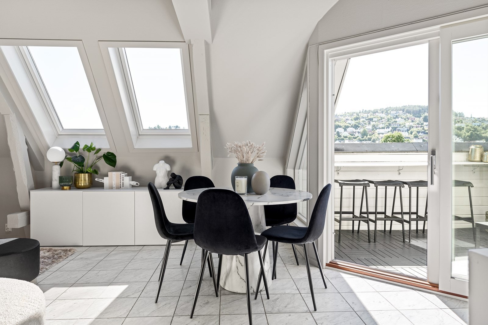 Det er lave månedlige felleskostnader er på 2 367- som inkluderer blant annet vaktmester, brannalarm, felles byggforsikring mm. Felleskostnadene betales kvartalsvis. Galleribilde