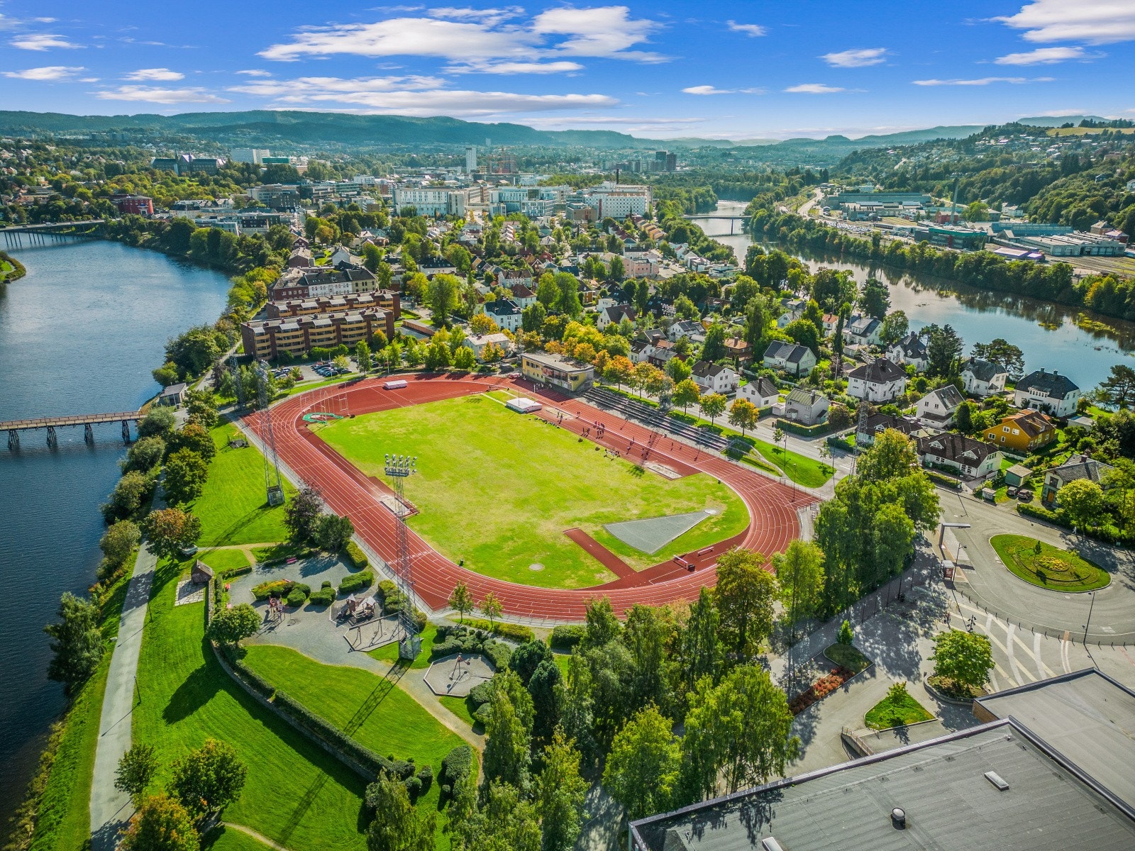 Ved siden av Spektrum finner vi friidrettsanlegget Trondheim stadion. Galleribilde