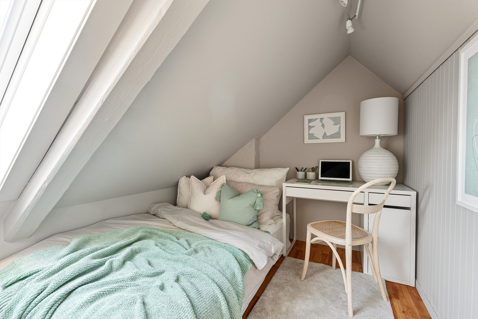 Det andre soverommet har en størrelse på 6,5m² i gulvareal. Det er plass til seng, garderobeløsning og pult på alle soverom. Galleribilde