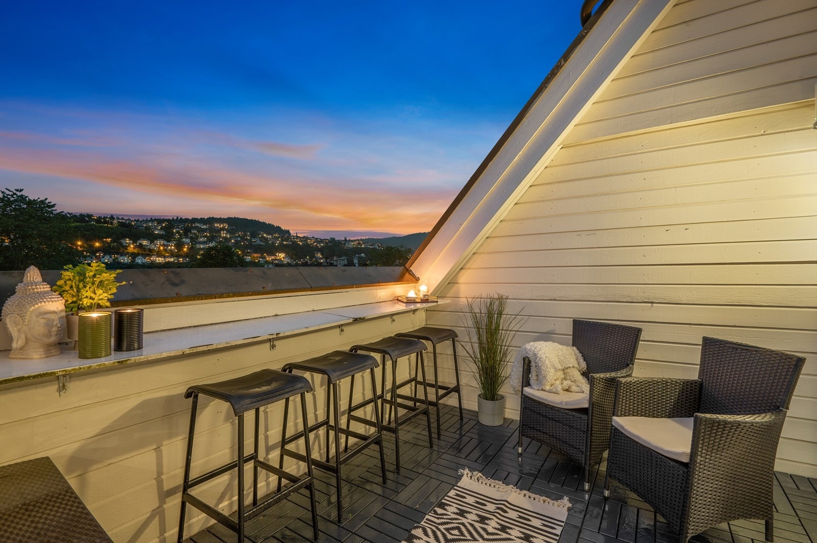 Kveldsbilde. Leiligheten ligger i byggets toppetasje, og er skjermet for innsyn. Galleribilde