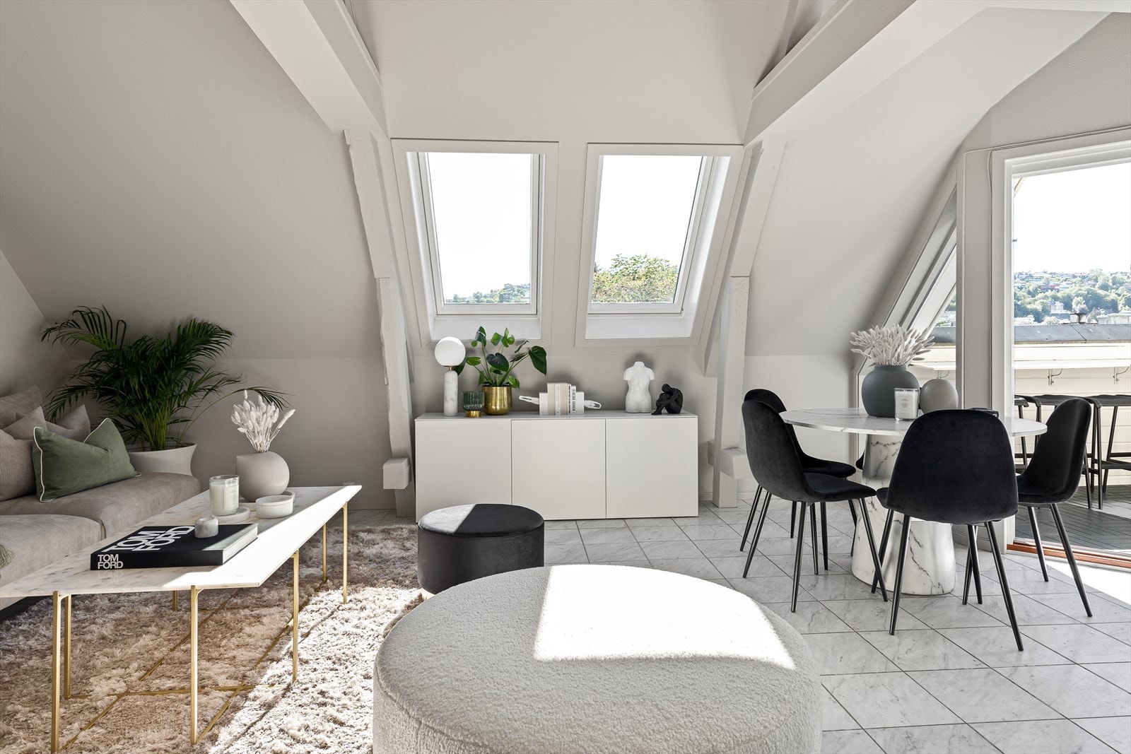 Fra stuen er det direkte utgang til sørvestvendt og solrik terrasse. Galleribilde