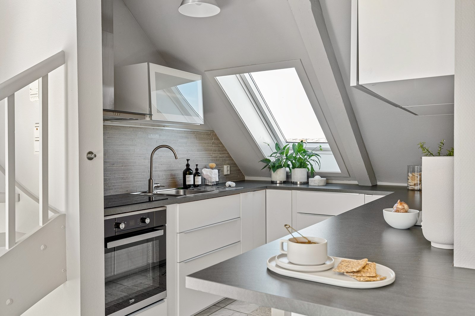 Kjøkkenet har en pen gjennomgående standard og har fått tilstandsgrad 1 av takstmann. Det er et bredt utvalg av dagligvarehandeler i umiddelbar nærhet. Nærmeste er Coop Prix og ligger kun 270m fra leiligheten. Galleribilde