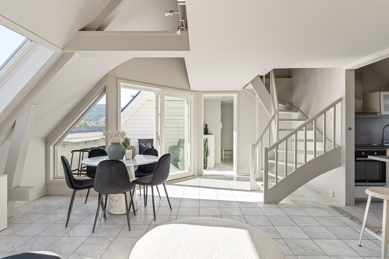 Tilleggsarealet på 22m² på hemsen brukes i dag som 2 ekstra soverom. Leilighetens totale gulvareal inkludert hems er hele 79m². Galleribilde