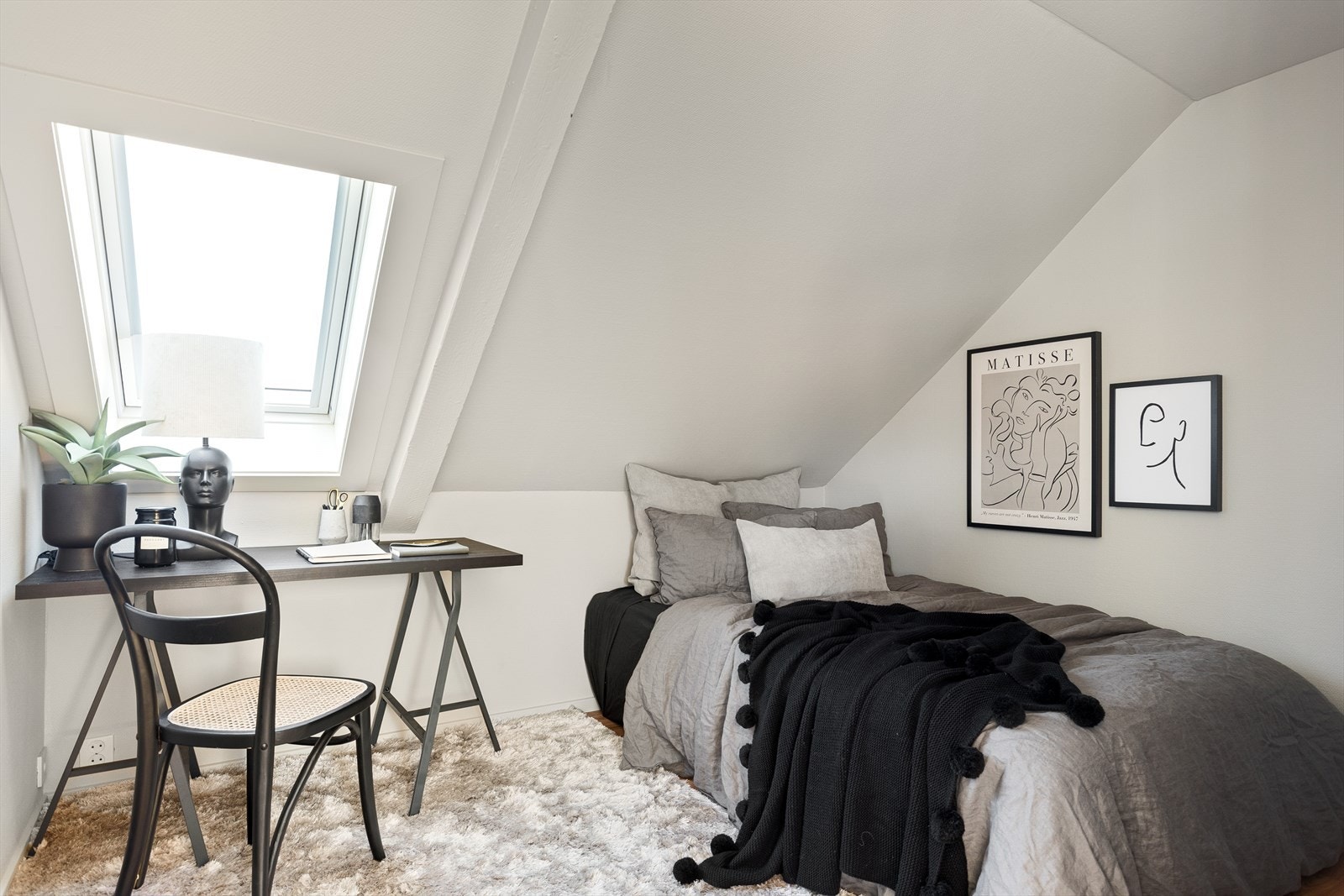 Hovedsoverommet ligger i direkte tilknytning til stuen. Soverommet har en størrelse på 7,5 m² og vender ut mot bakgård. Galleribilde