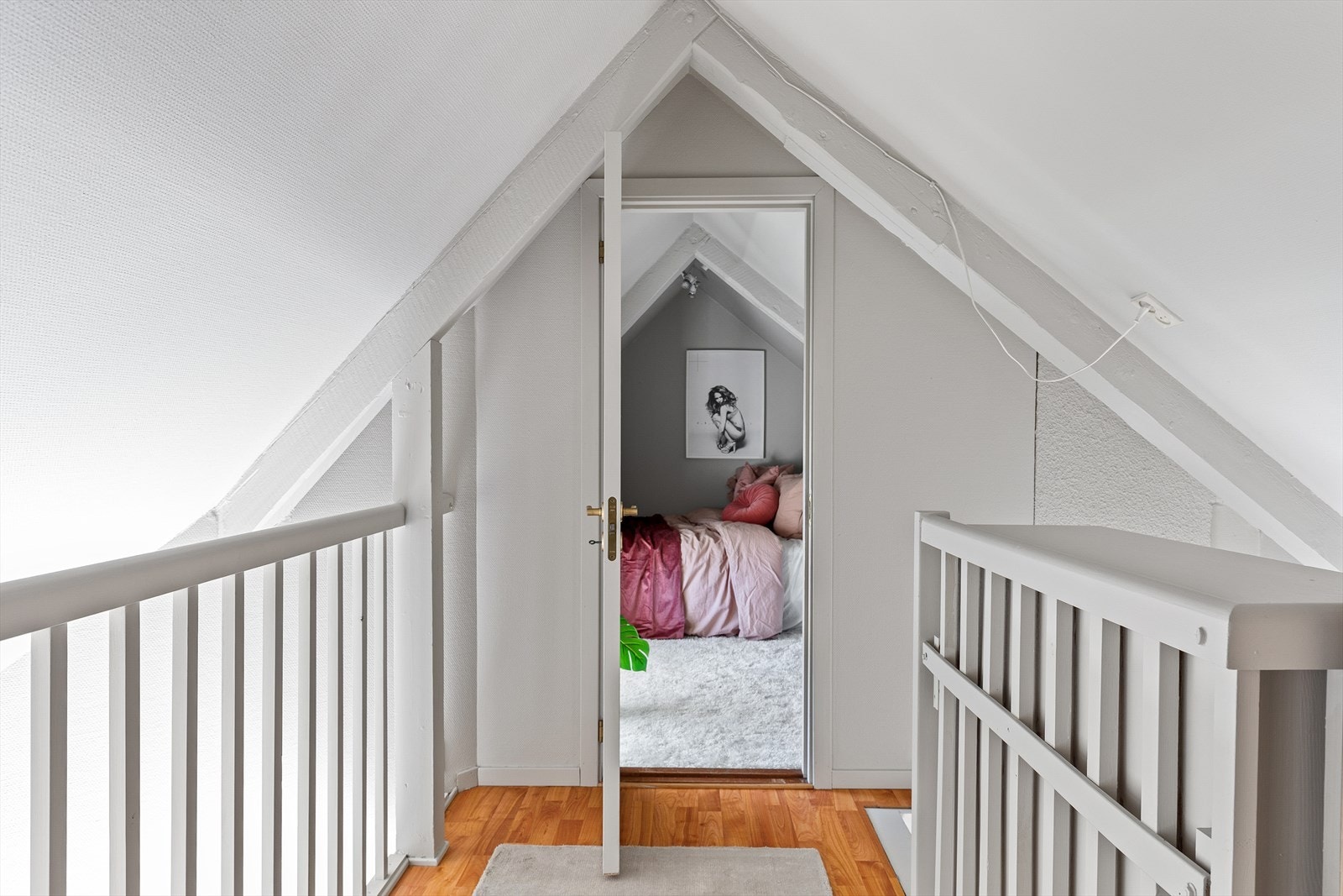 Velkommen opp på hemsen! Her er 22m² tilleggsareal som brukes som soverom. Gang i hems har en størrelse på 8m² og egner seg godt til oppbevaring. Galleribilde